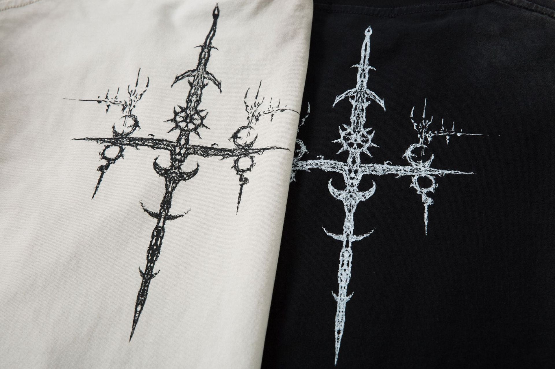 Camiseta con estampado de cruz blindada