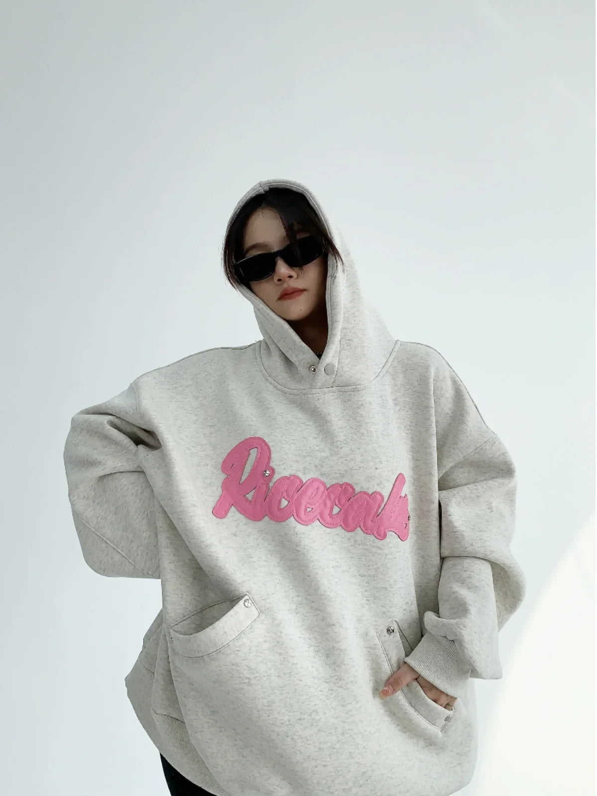 Sudadera con capucha bordada de retazos de gran tamaño