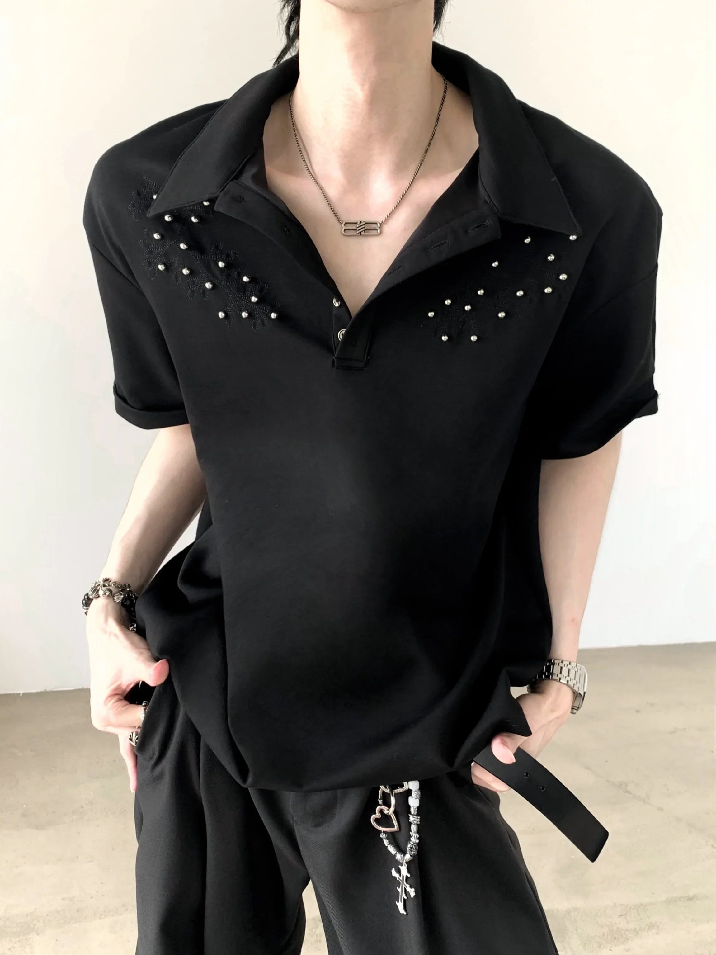 Polo de manga corta extragrande con cuello liso y diseño de tachuelas