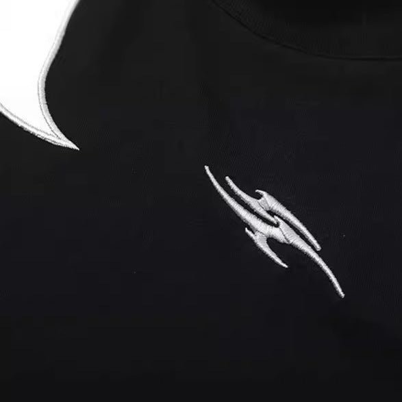 Camiseta suelta con llama blanca bordada