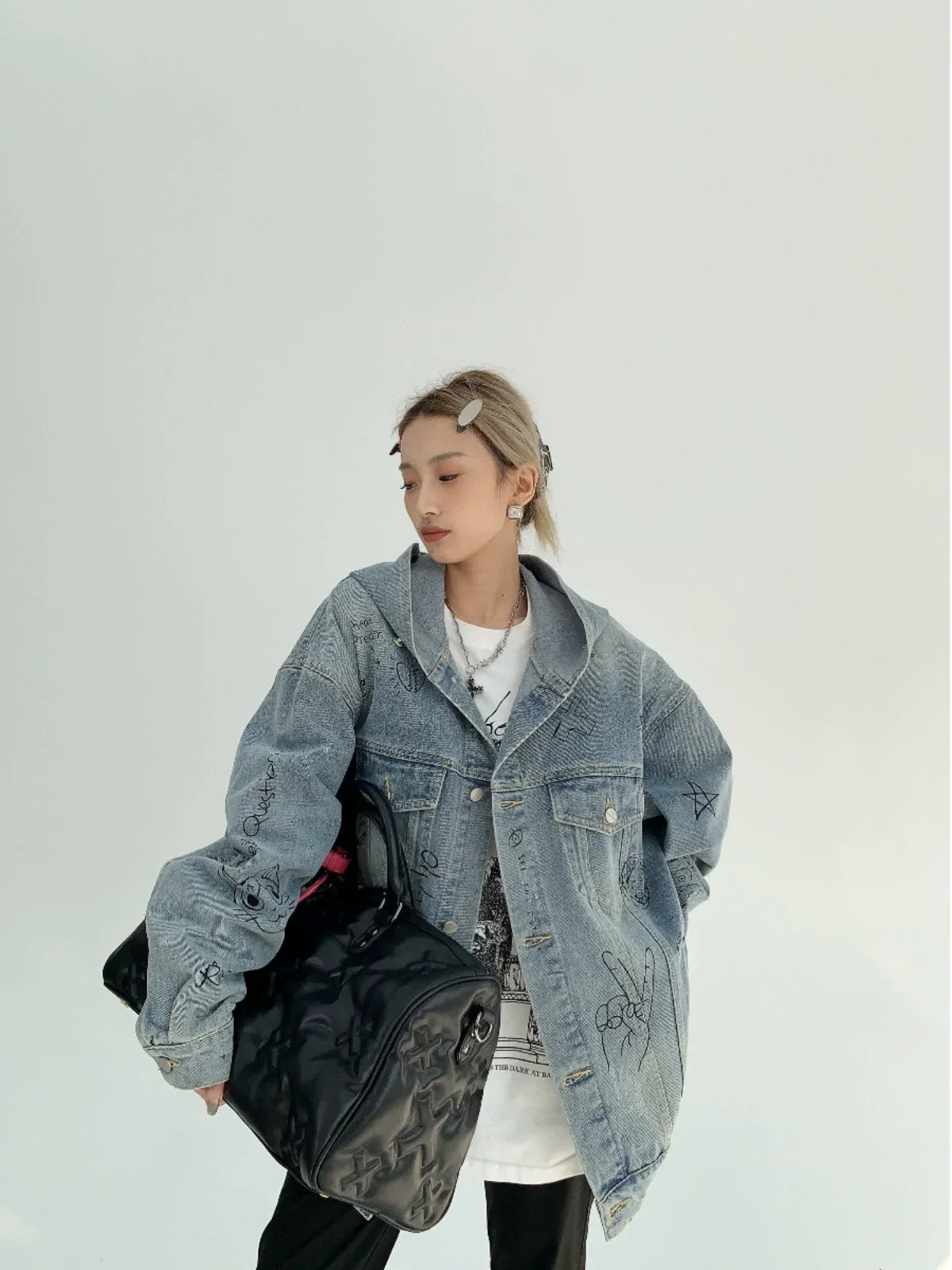 Chaqueta vaquera oversize con capucha y estampado de grafiti