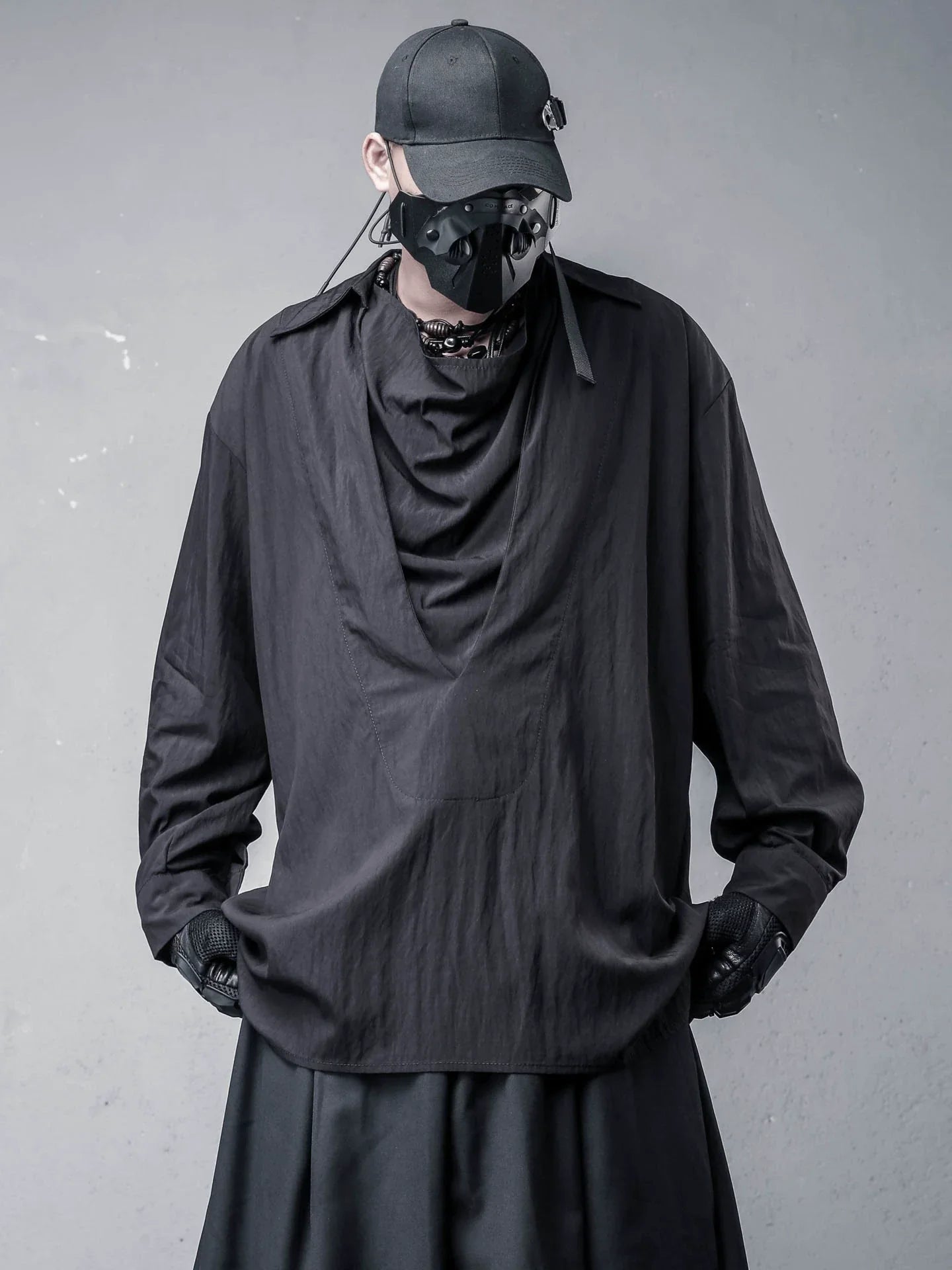 Camicia a maniche lunghe con collo alto drappeggiato e finto strato e marsupio multitasche funzionale