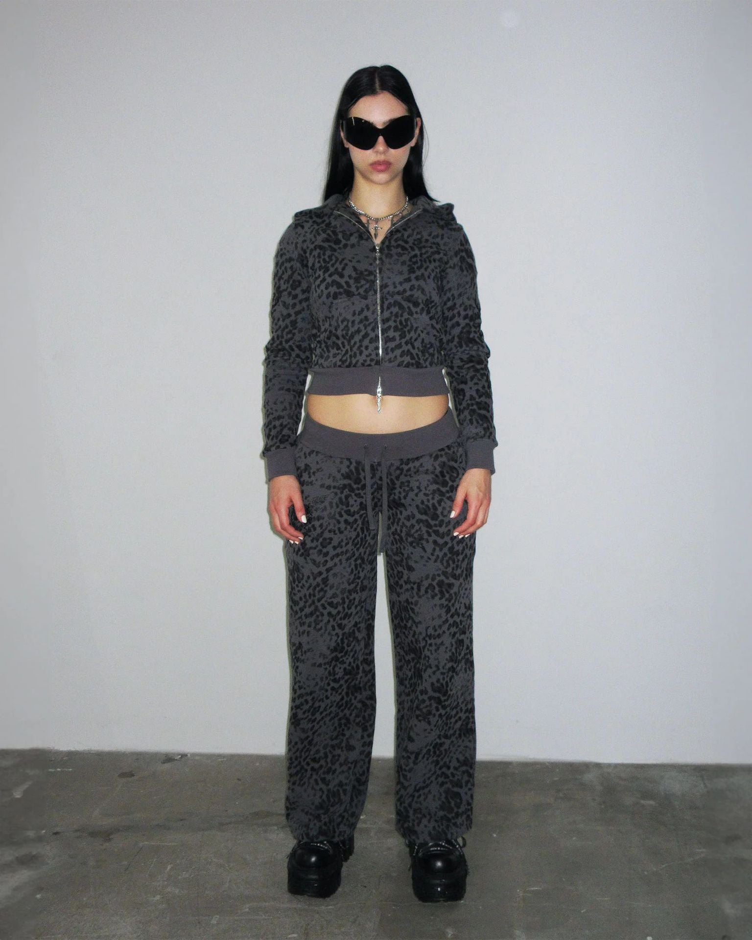 Conjunto de top corto y pantalón con efecto tie-dye Y2K