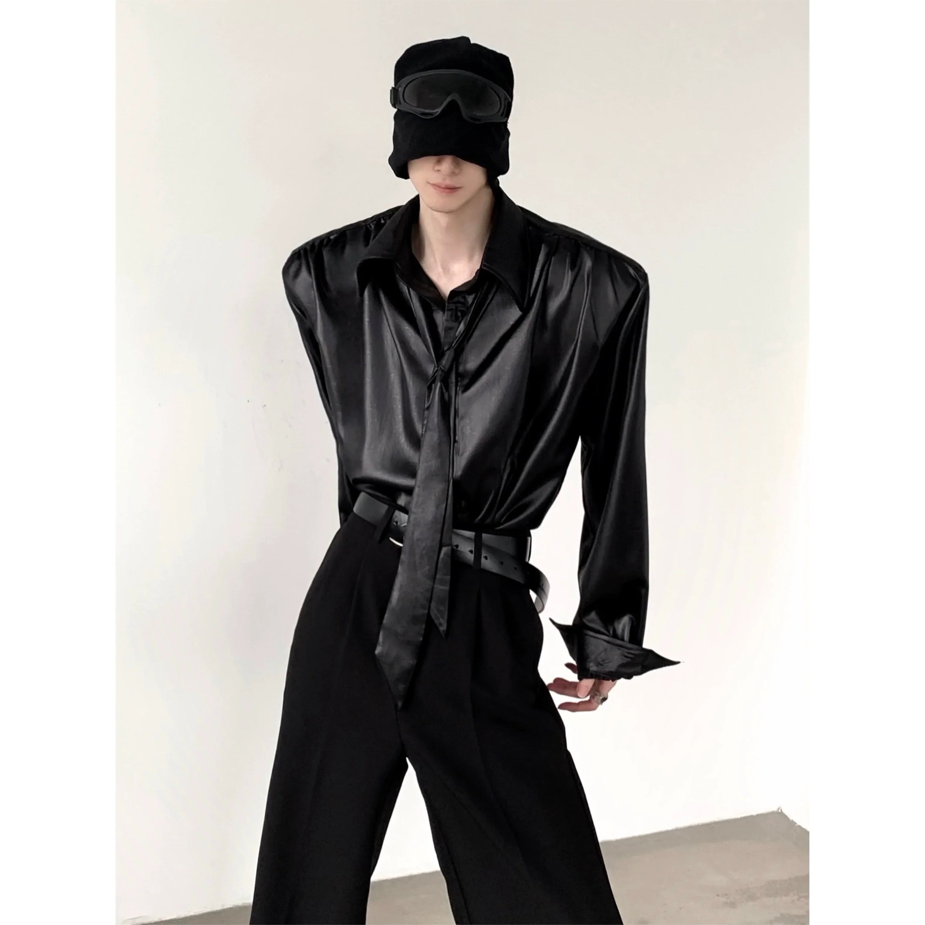 Camisa de manga larga con hombreras de seda brillante y corbata