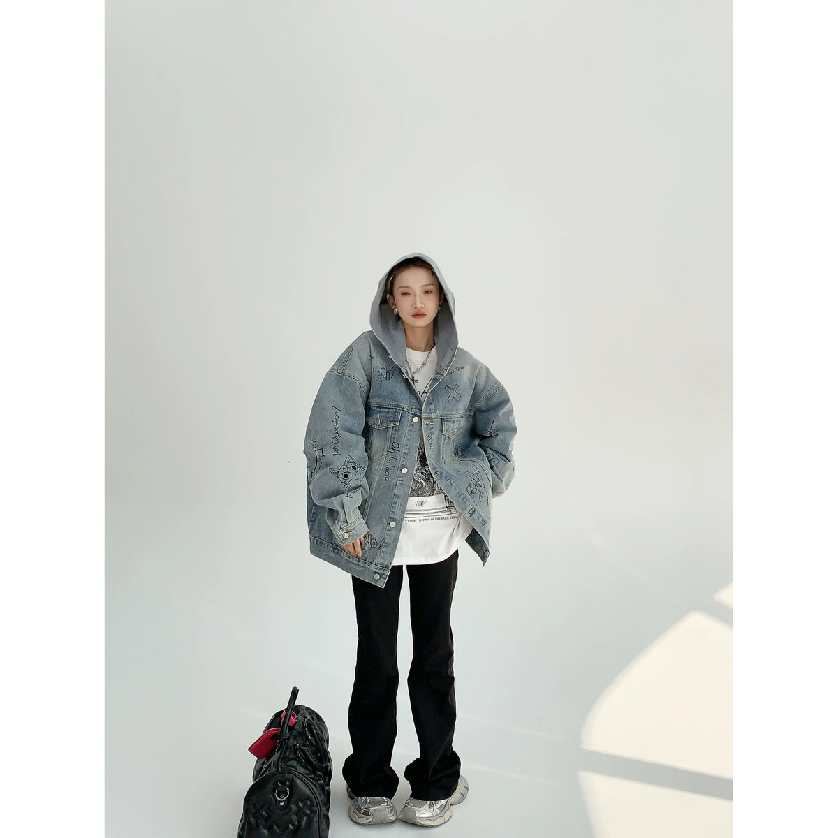 Chaqueta vaquera oversize con capucha y estampado de grafiti