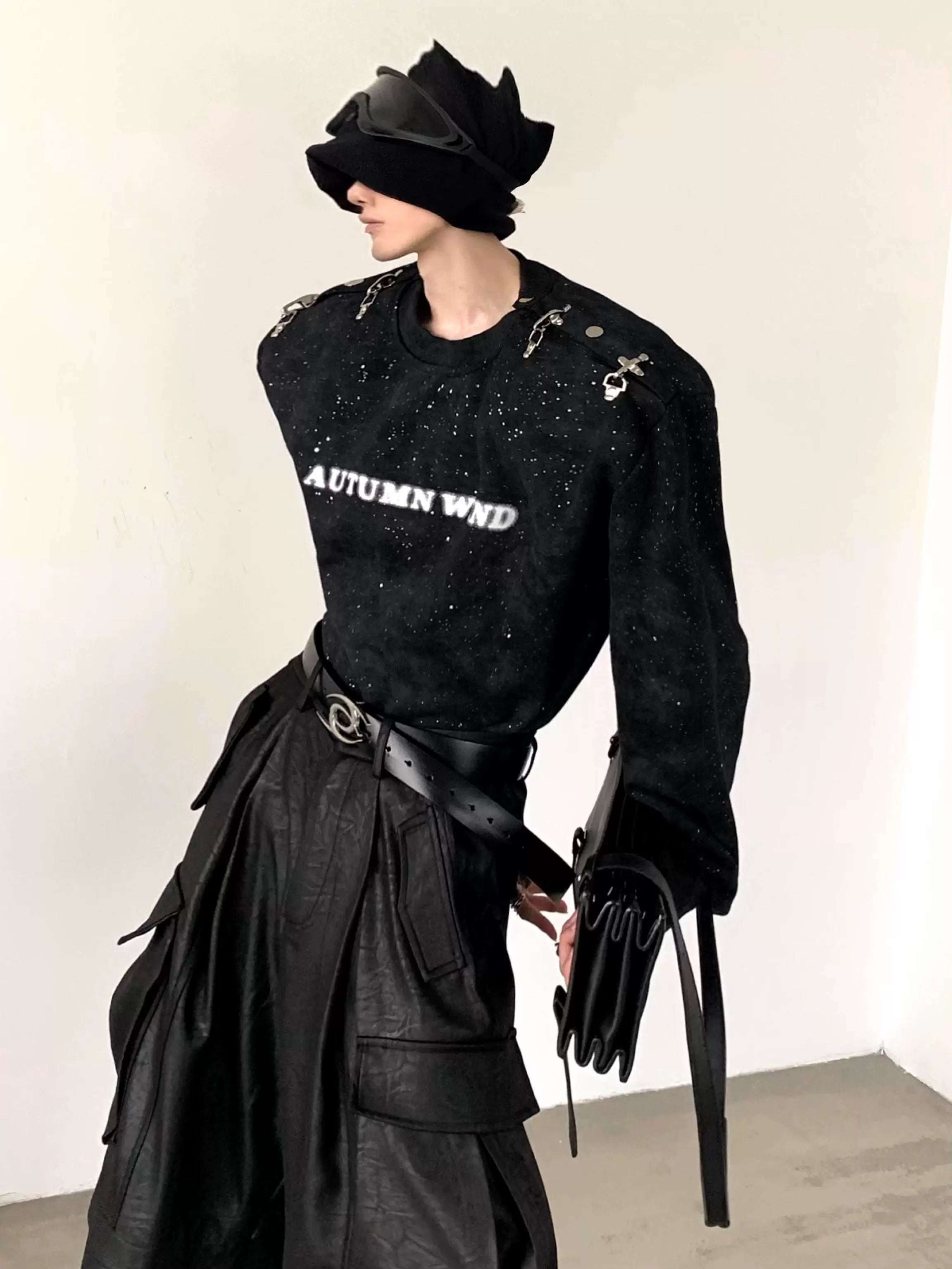 Metallic Design Shoulder Pad Sweatshirt