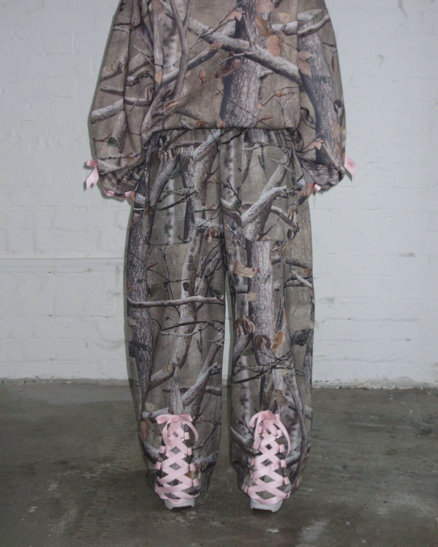 Conjunto de sudadera y pantalones holgados con estampado de caza en la jungla