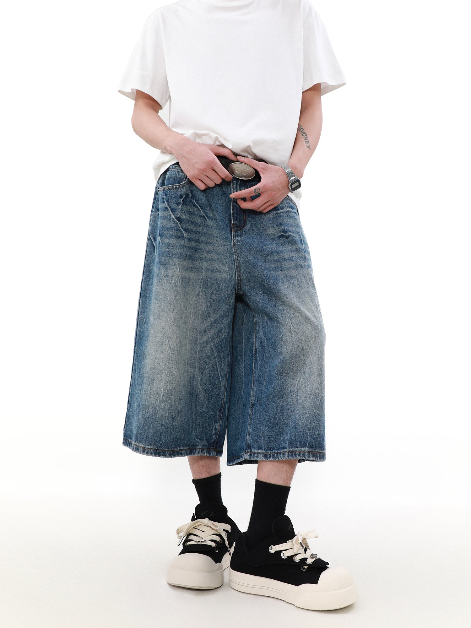 Pantalones cortos vaqueros holgados y desgastados