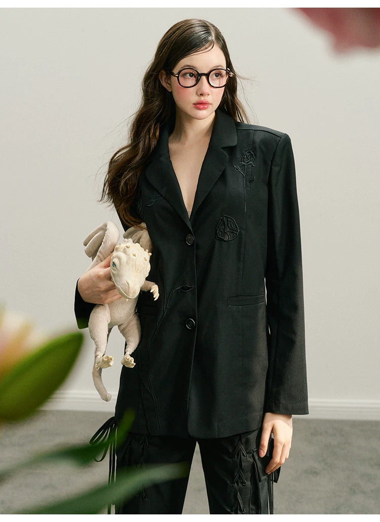 Ensemble veste ajourée et jupe courte à broderie rose