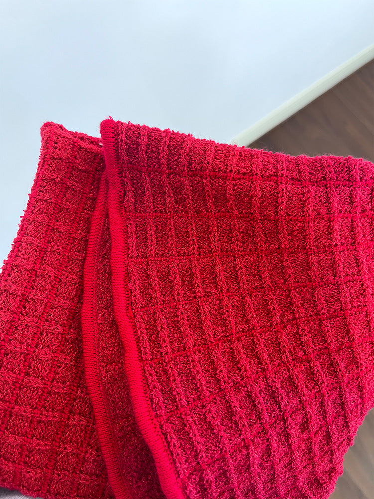 Zweiteiliges Set aus rotem, rautenförmigem Strickcardigan und Rock