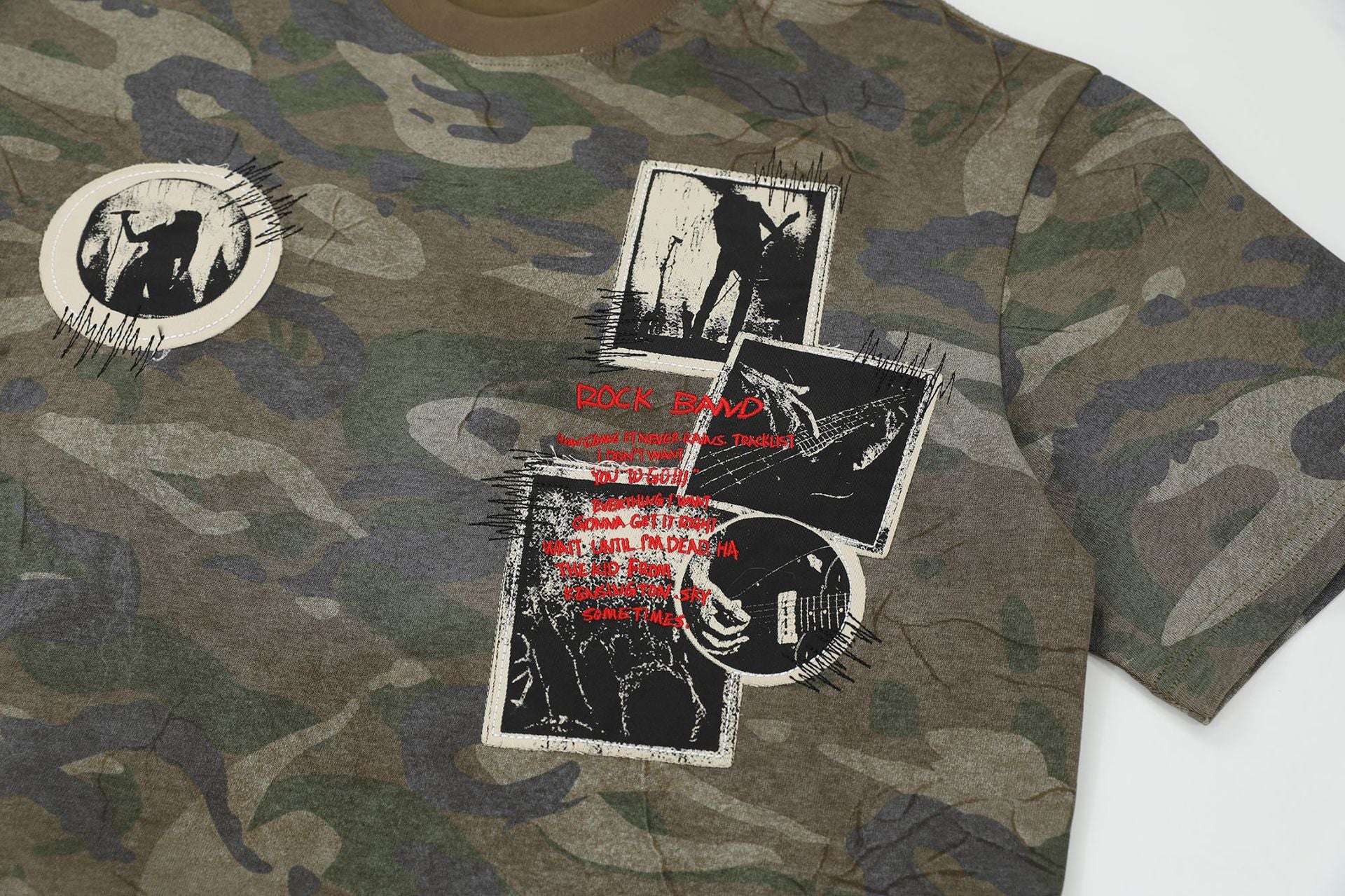 T-shirt ample imprimé camouflage avec autocollants