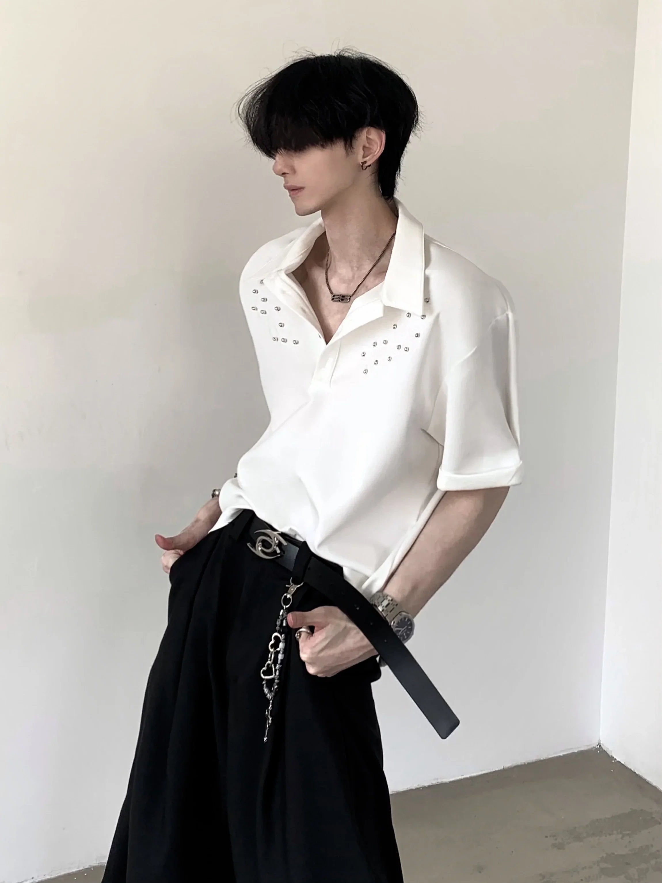 Polo de manga corta extragrande con cuello liso y diseño de tachuelas