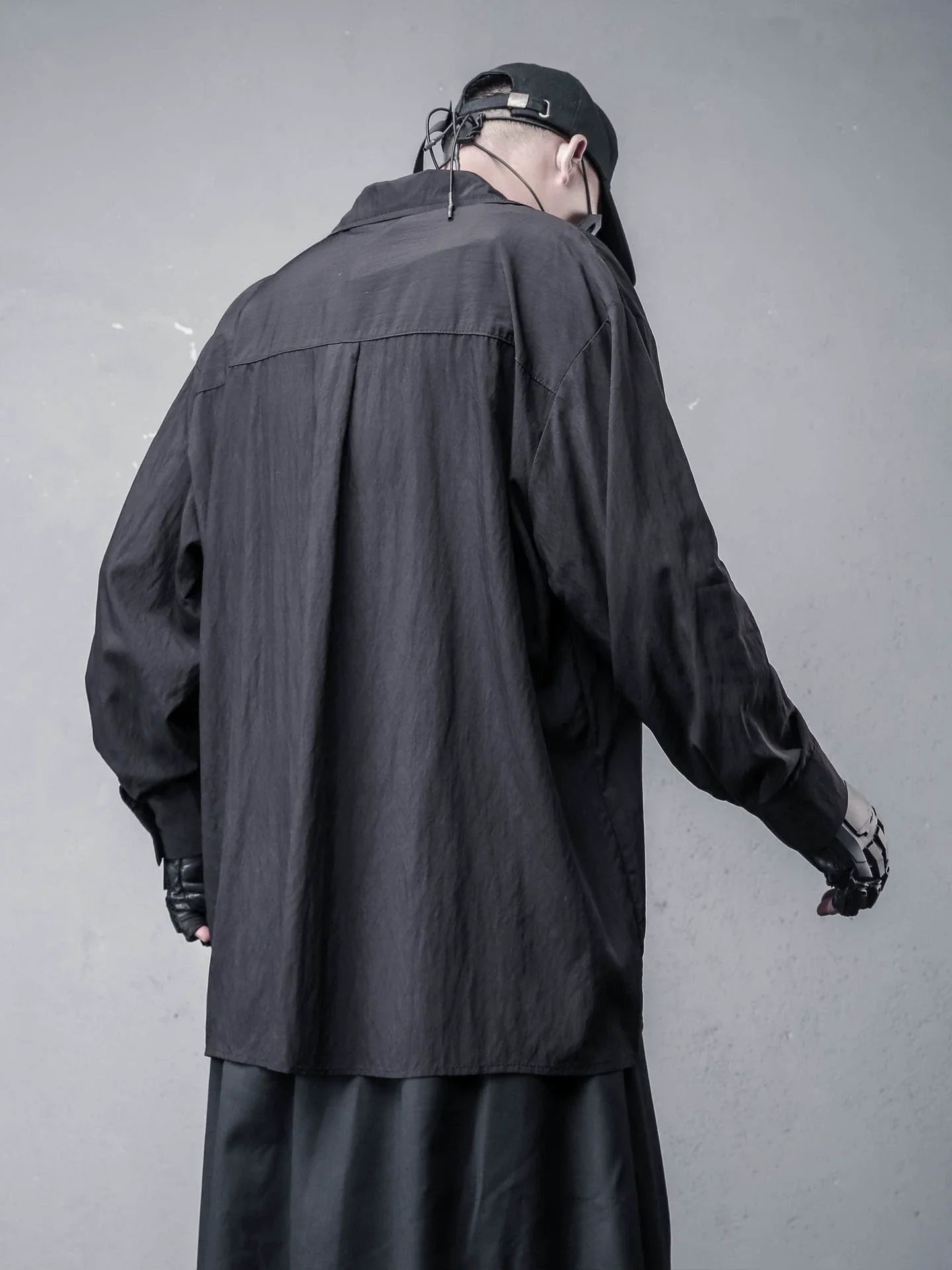 Camicia a maniche lunghe con collo alto drappeggiato e finto strato e marsupio multitasche funzionale