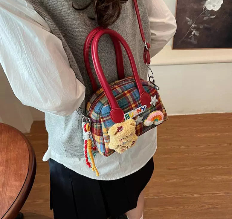 귀여운 체크 무늬 핸드백, 봉제 곰 인형과 무지개 패치 포함