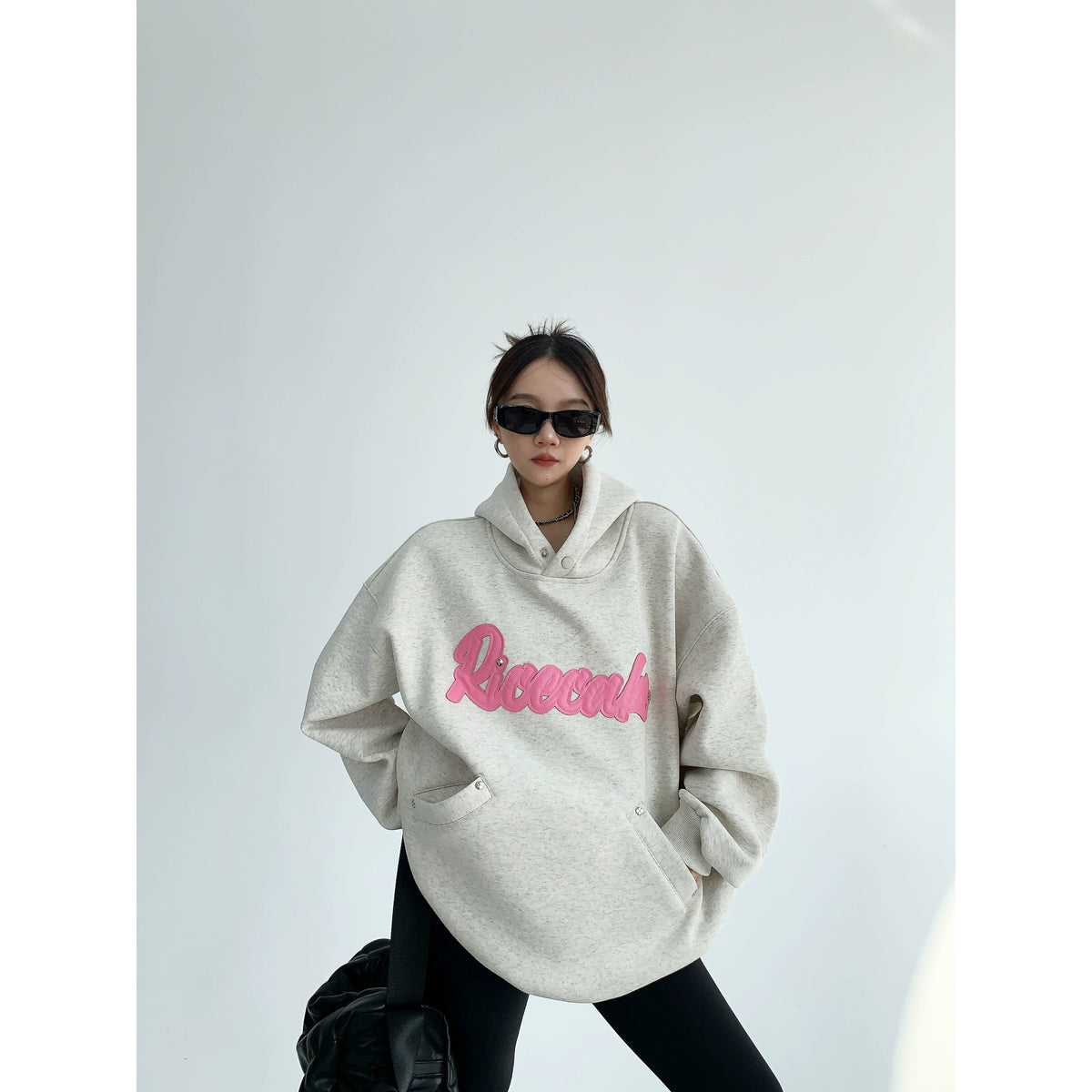 Sudadera con capucha bordada de retazos de gran tamaño