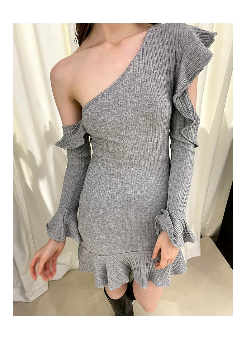 Robe en tricot à épaule dénudée avec volants