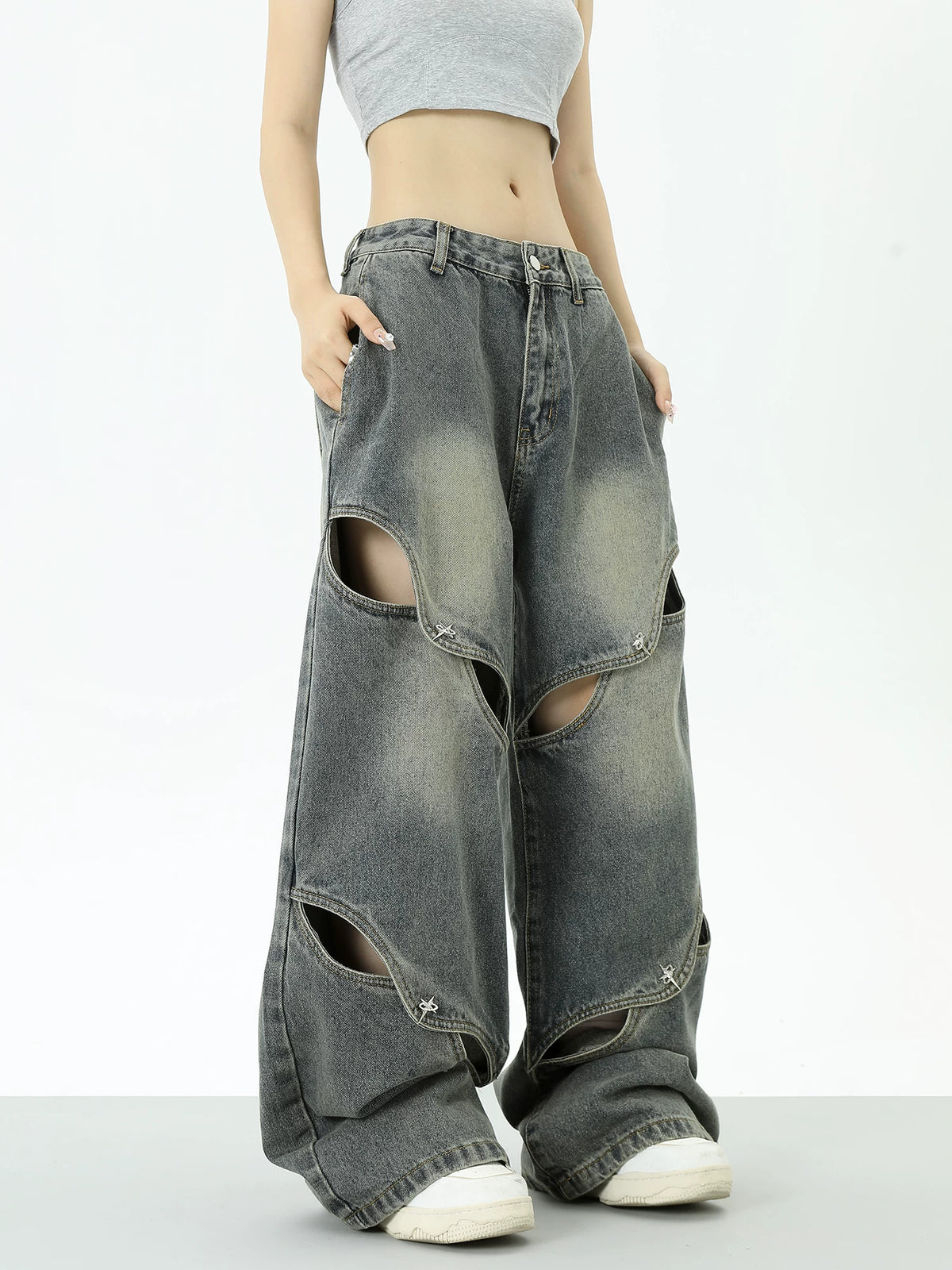 Jean en jean avec décoration à boutons métalliques et design ajouré