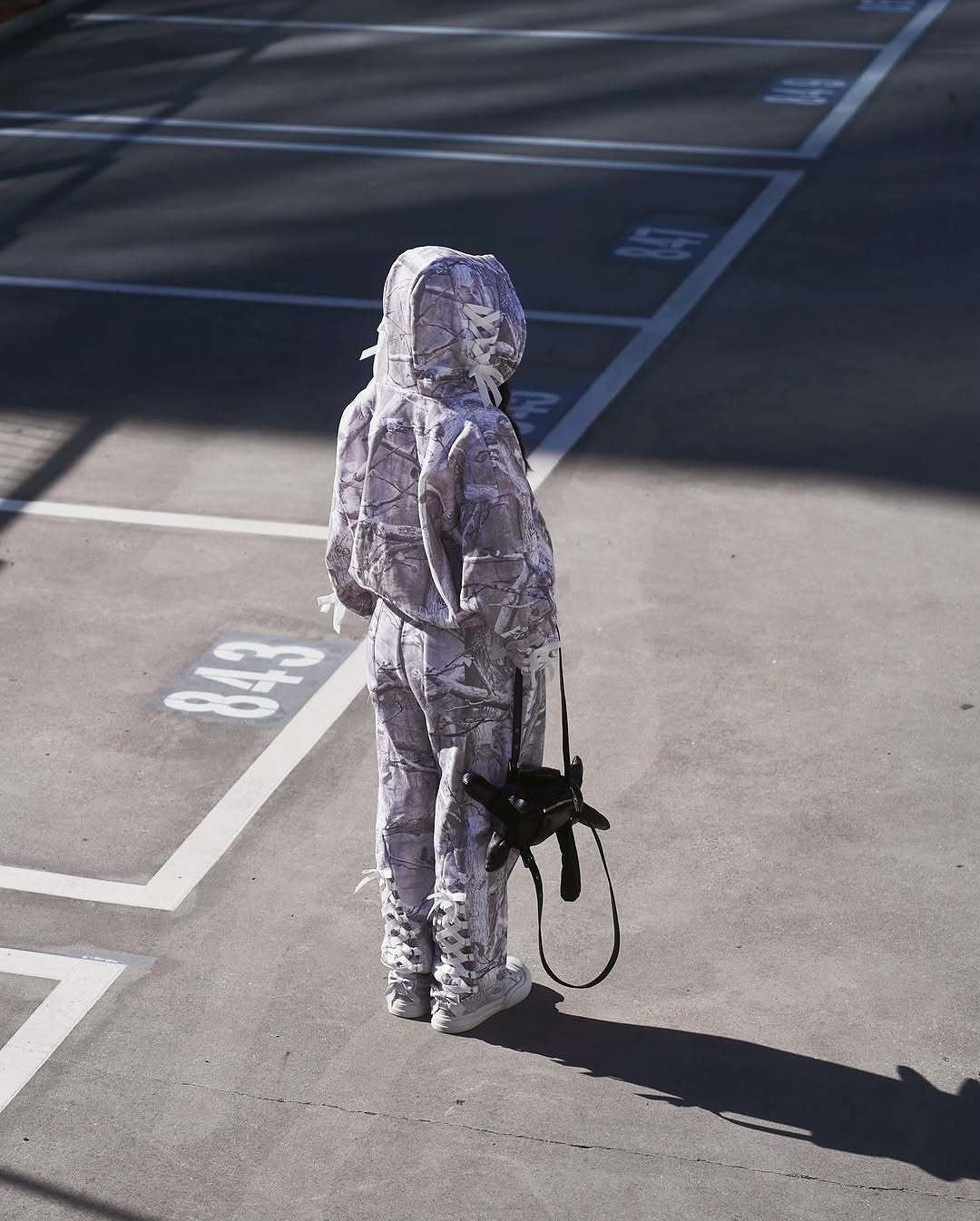 Conjunto de sudadera y pantalones holgados con estampado de caza en la jungla