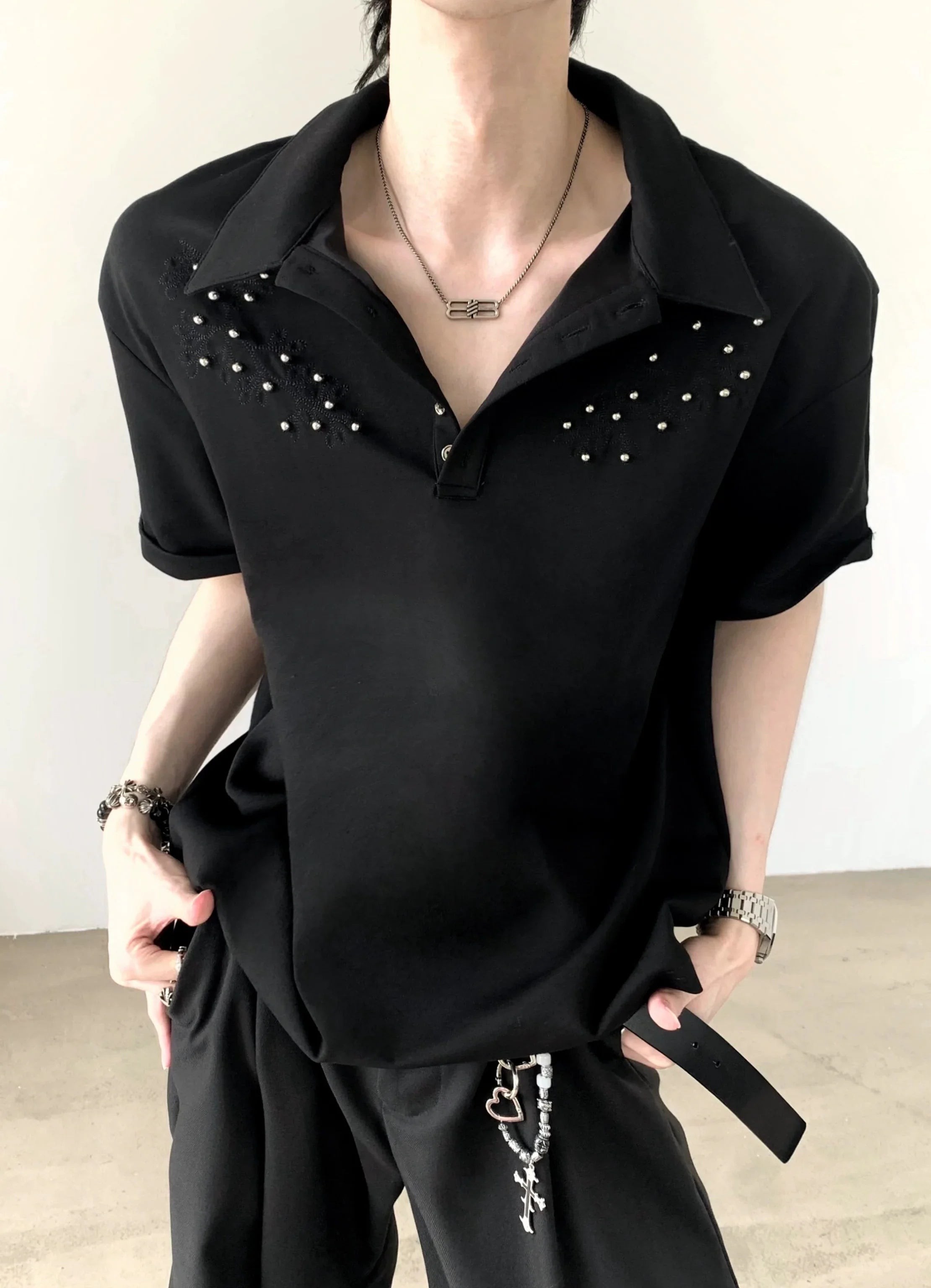 Polo de manga corta extragrande con cuello liso y diseño de tachuelas