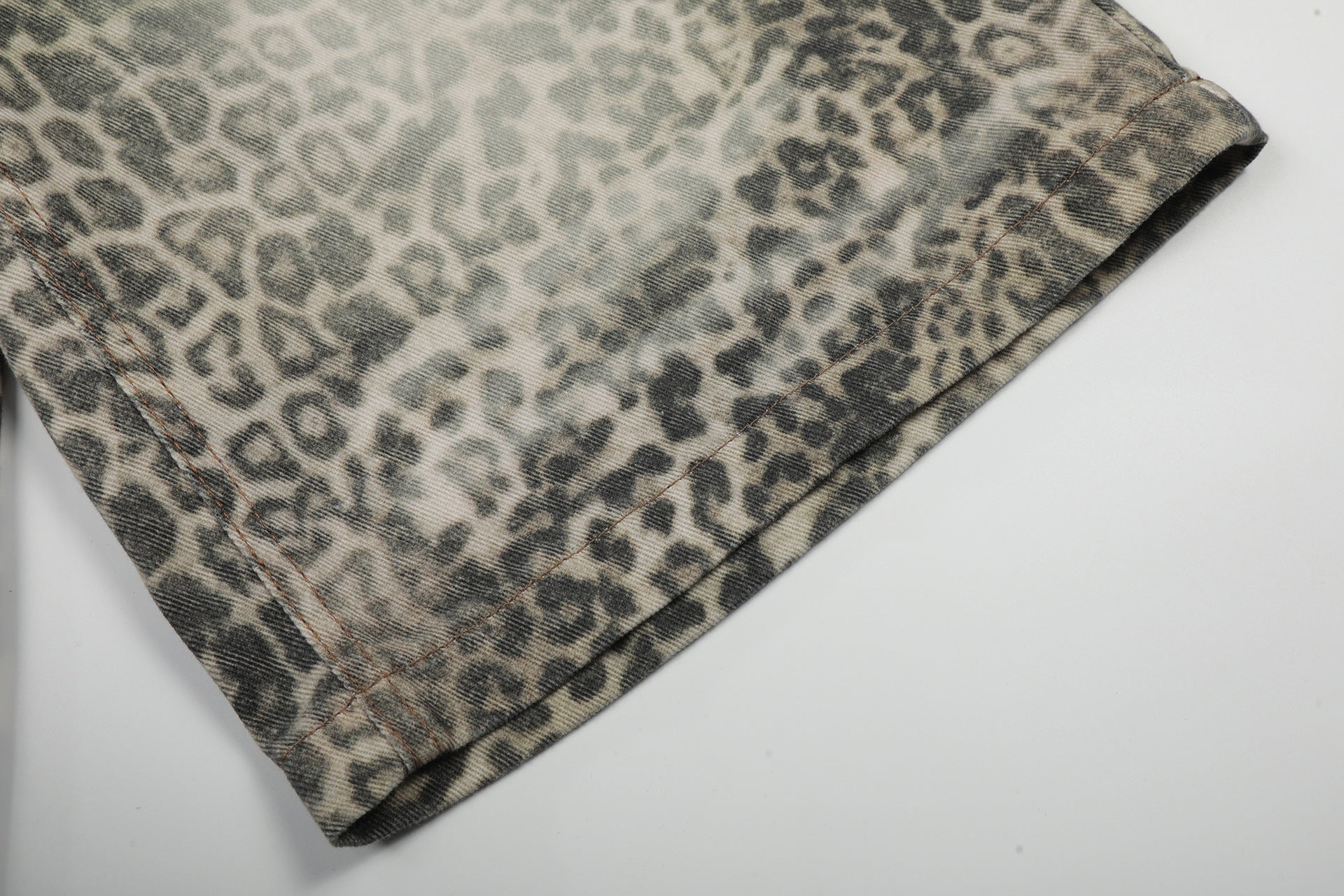 Allover Leopard Print Wide Leg Short Denim Jeans