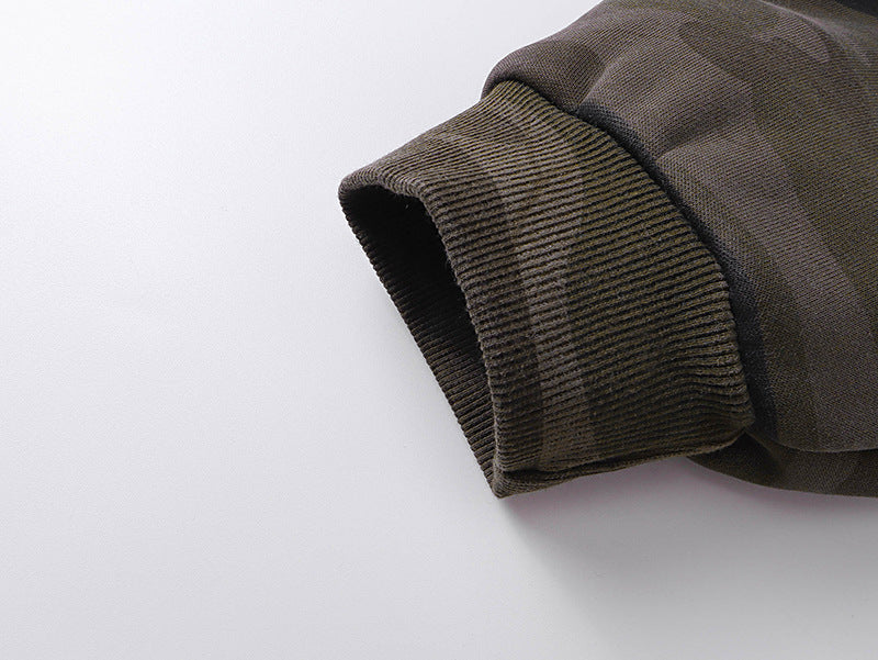 Sudadera con capucha y parches bordados de camuflaje