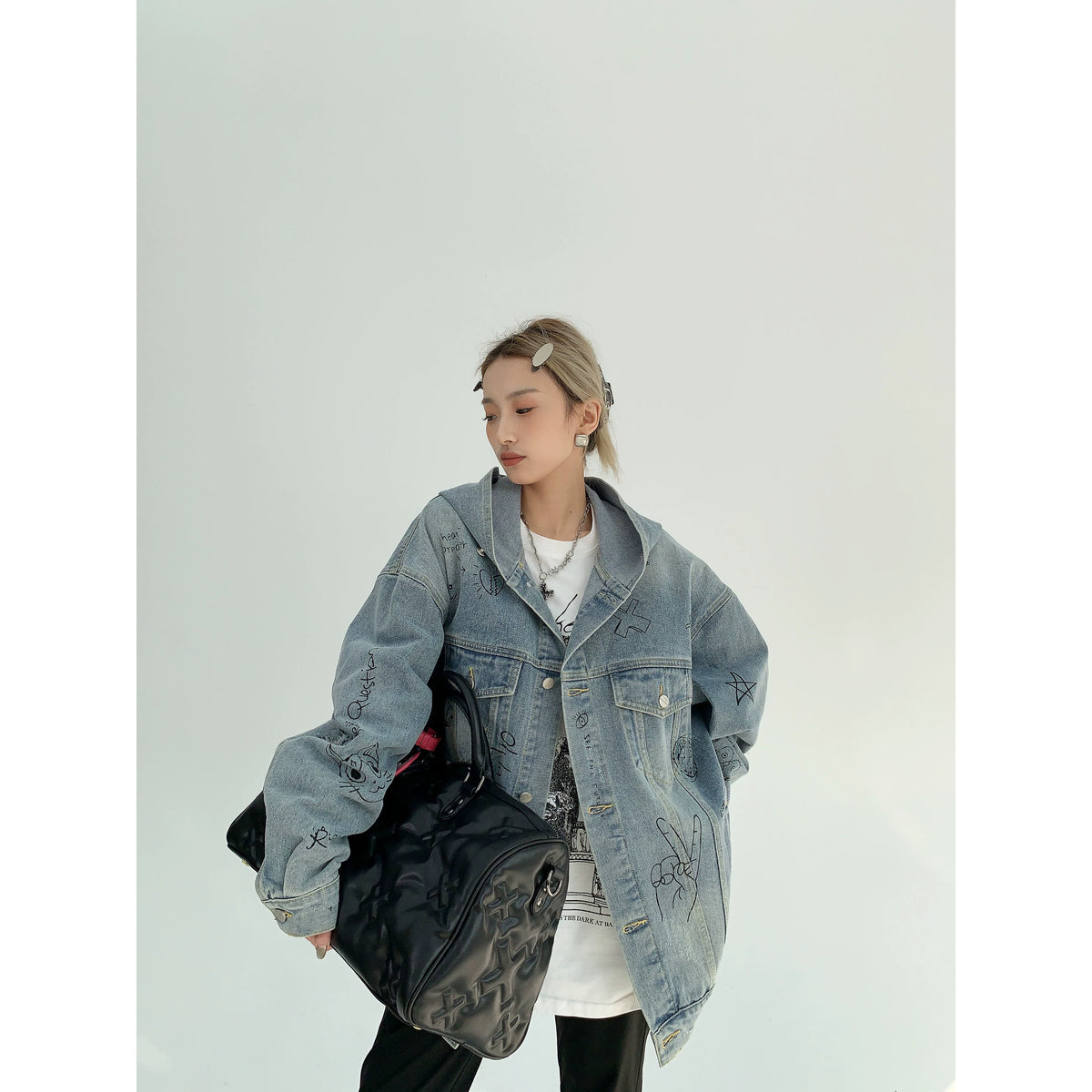 Chaqueta vaquera oversize con capucha y estampado de grafiti