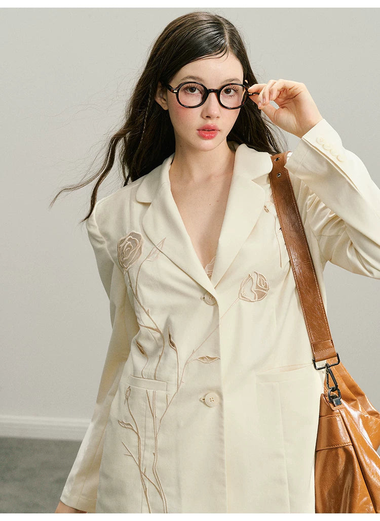 Ensemble veste ajourée et jupe courte à broderie rose