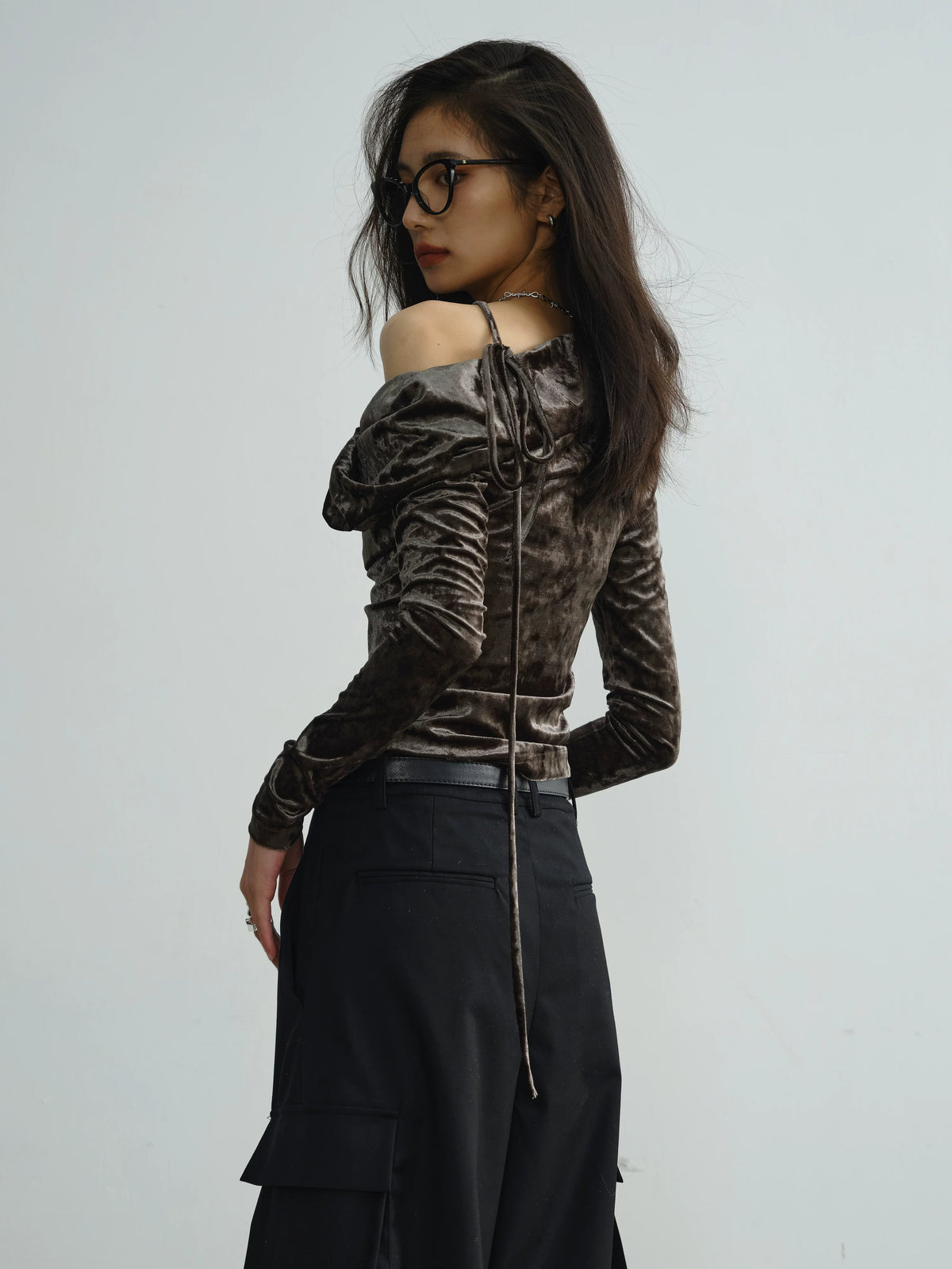 Blusa de terciopelo brillante con hombros descubiertos y manga larga