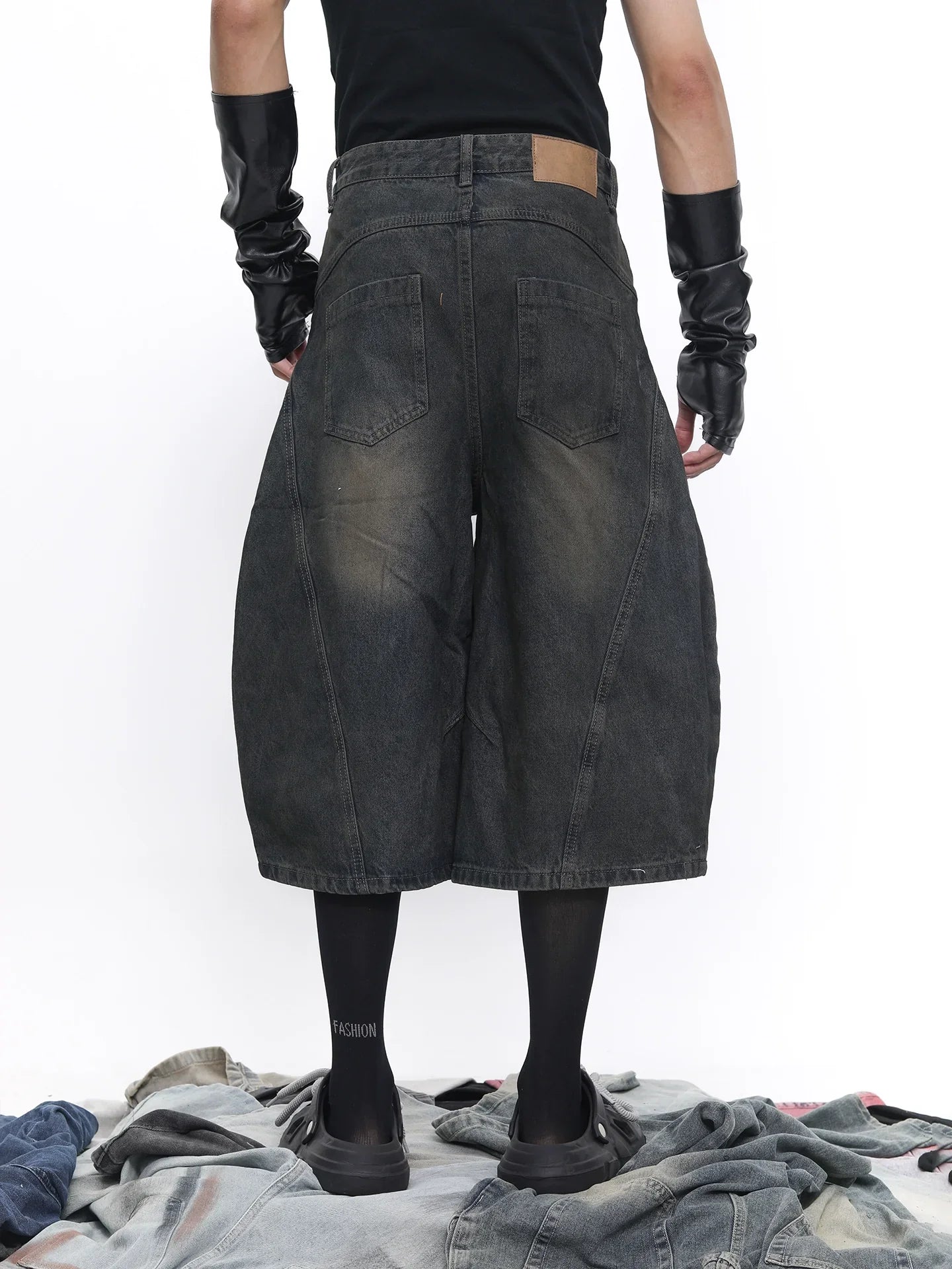 Jeans a gamba larga con design a lama curva decostruita
