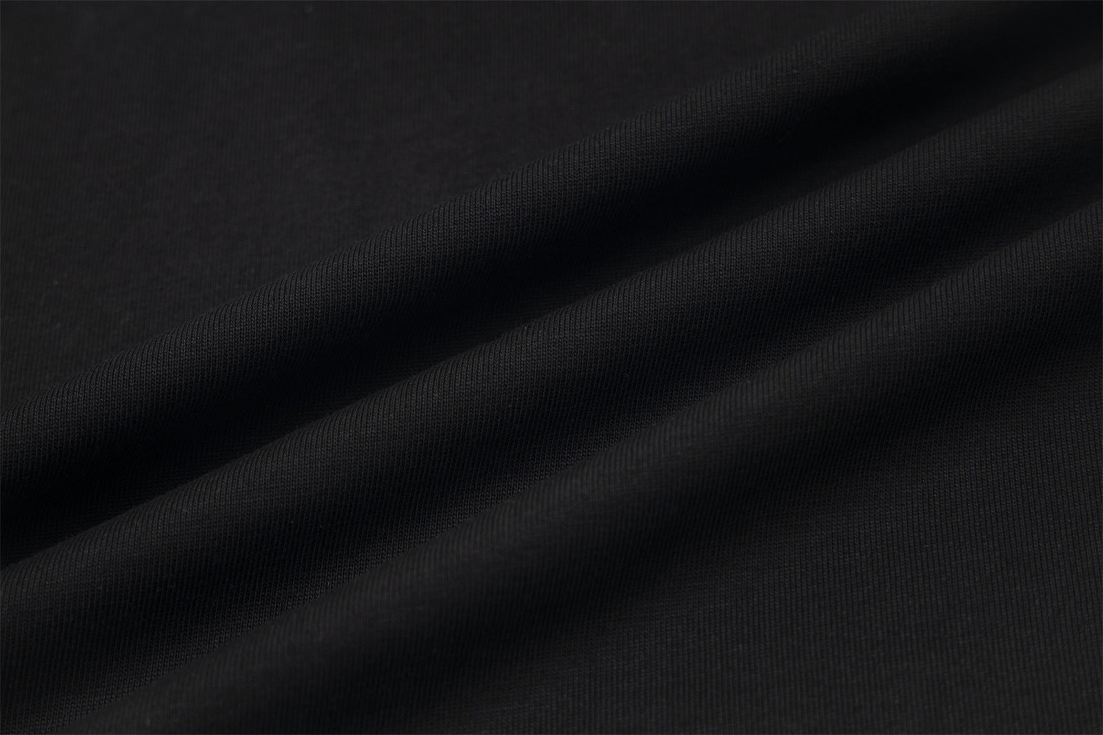 Camiseta con capucha y capa a cuadros con insignia desmontable