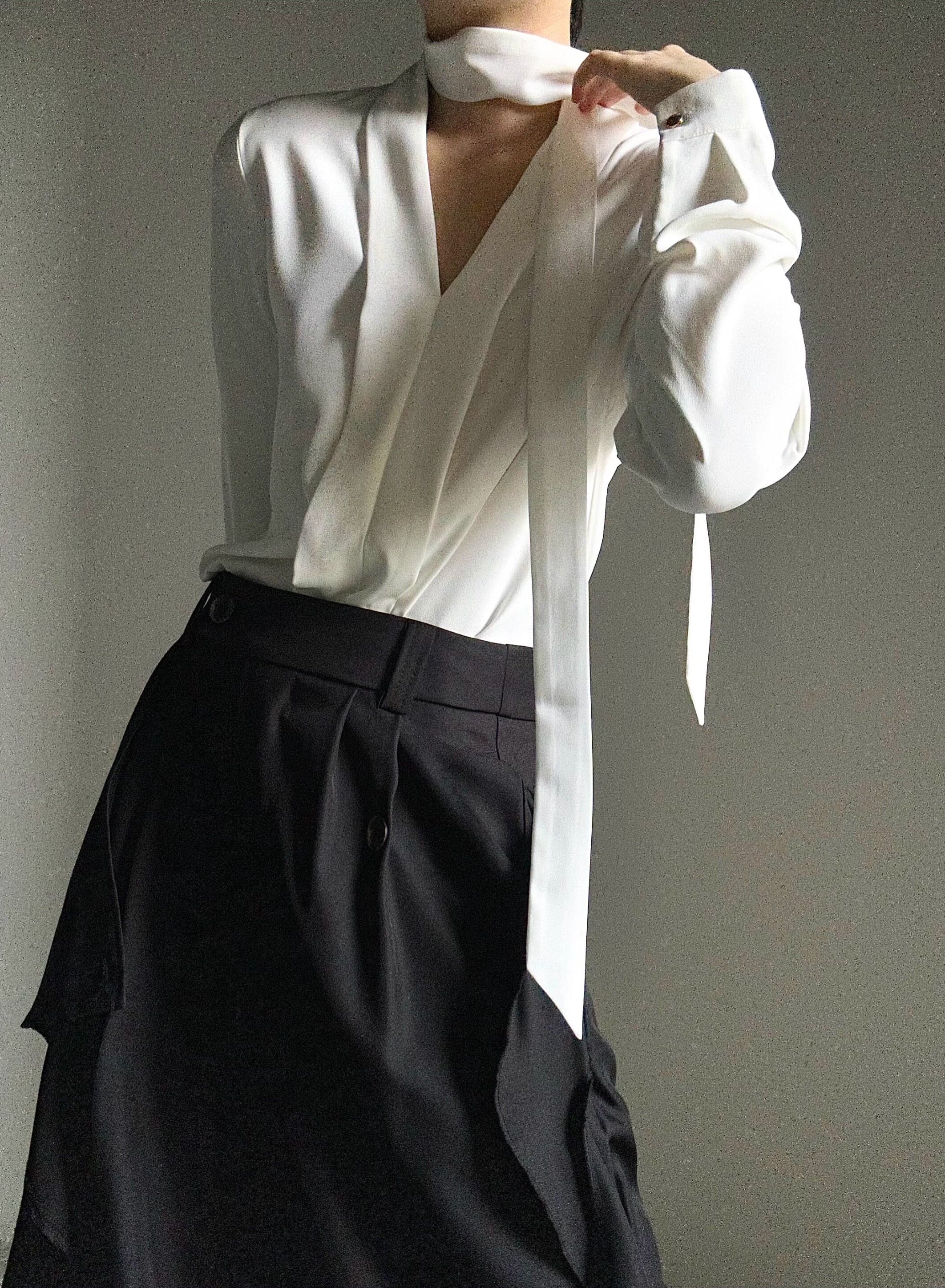 Camicia a maniche lunghe con scollo a V e drappeggio