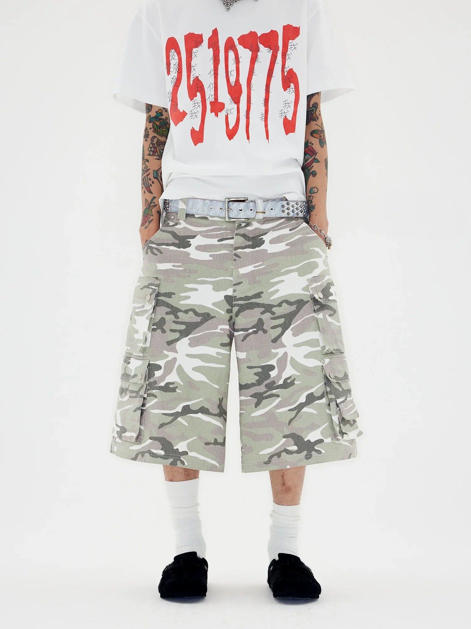 Pantaloncini cargo in tela con design mimetico