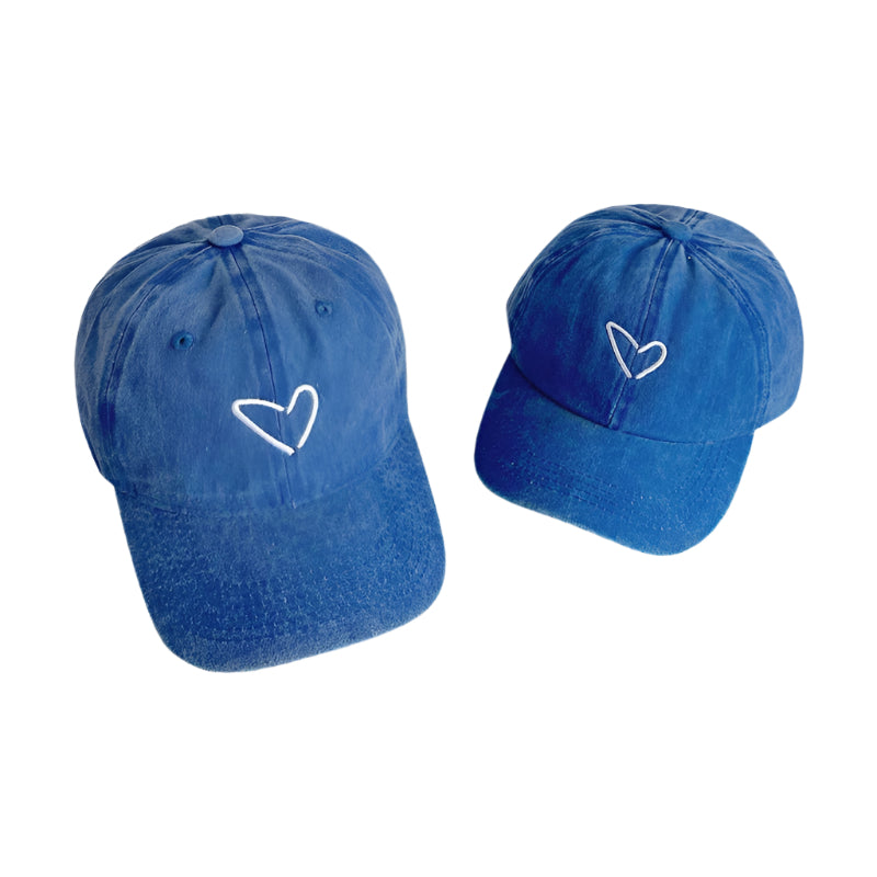 Gorra con corazón bordado