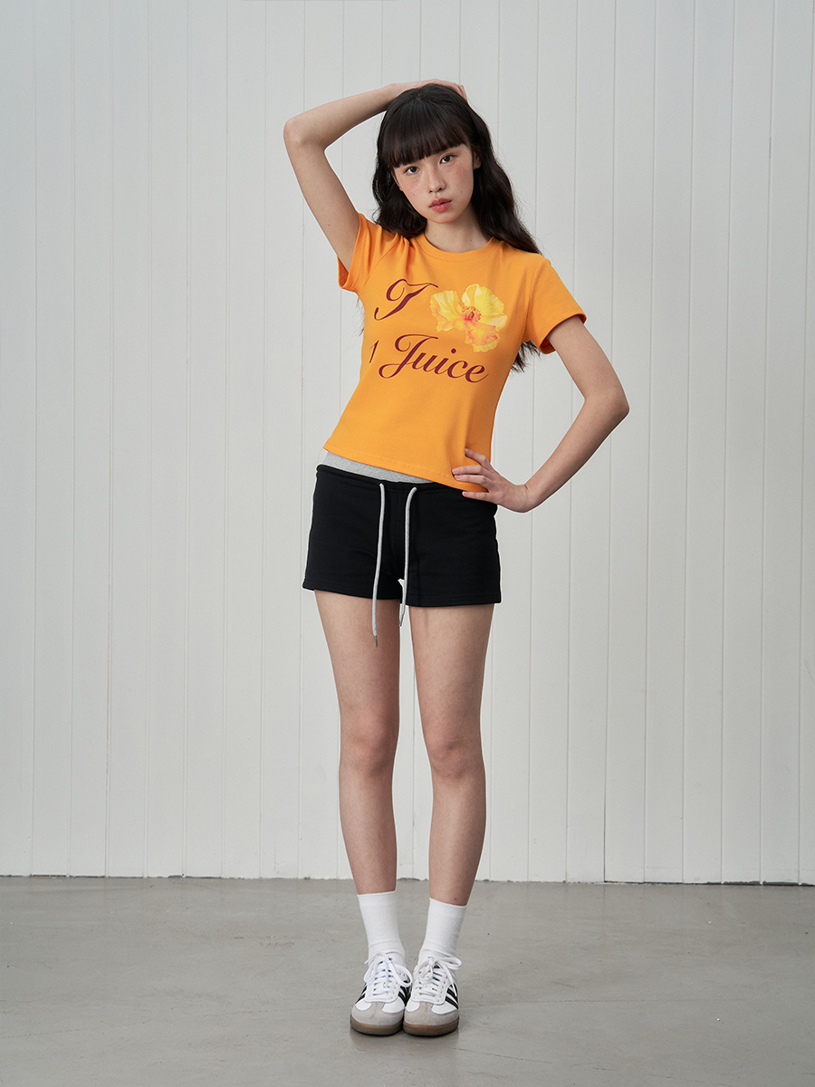Camiseta corta con letras florales en color naranja
