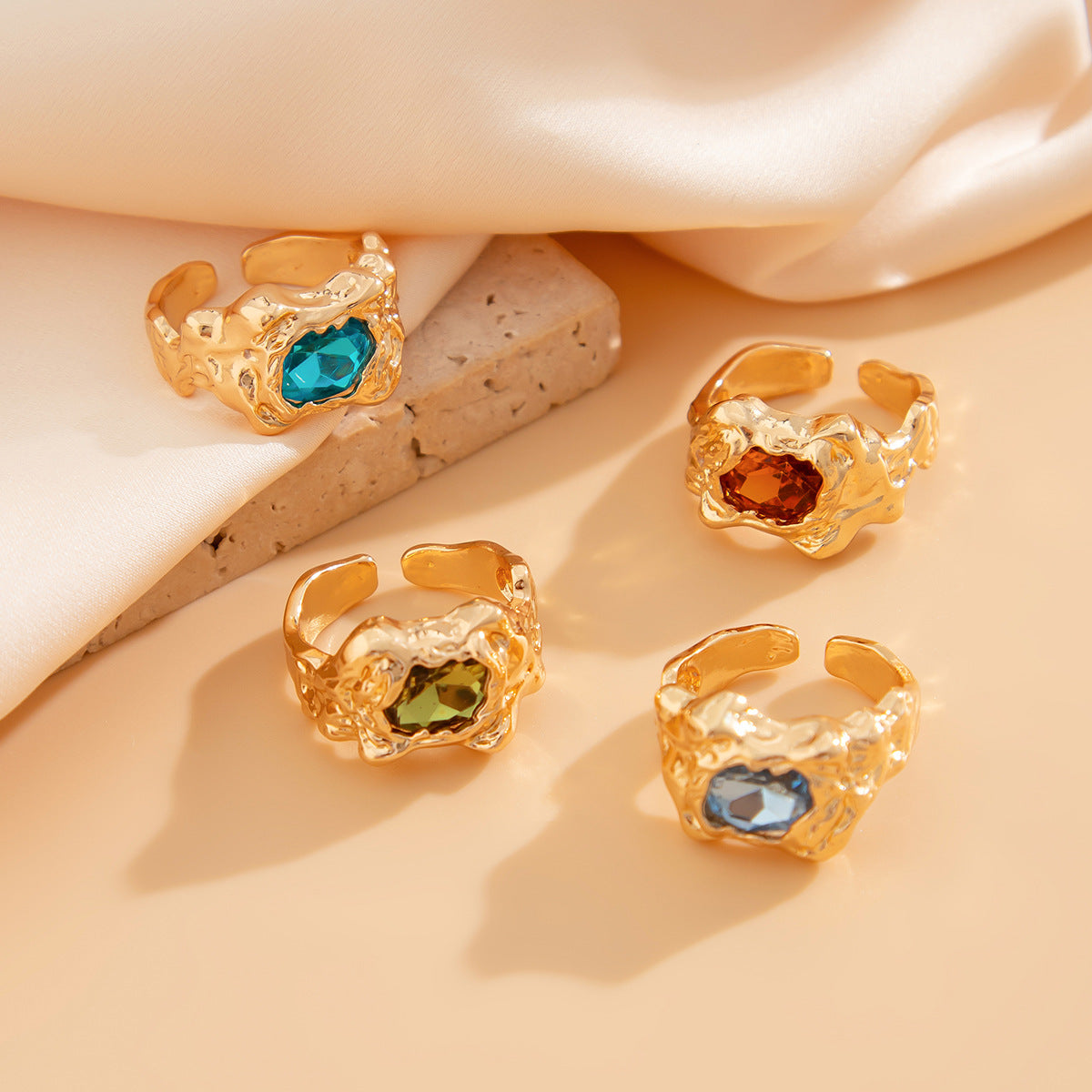 Juego de anillos con piedras preciosas repelentes