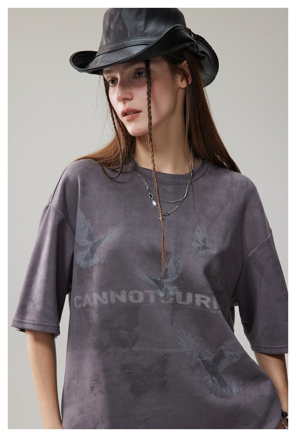 Camiseta holgada con gráficos de mariposas descoloridas