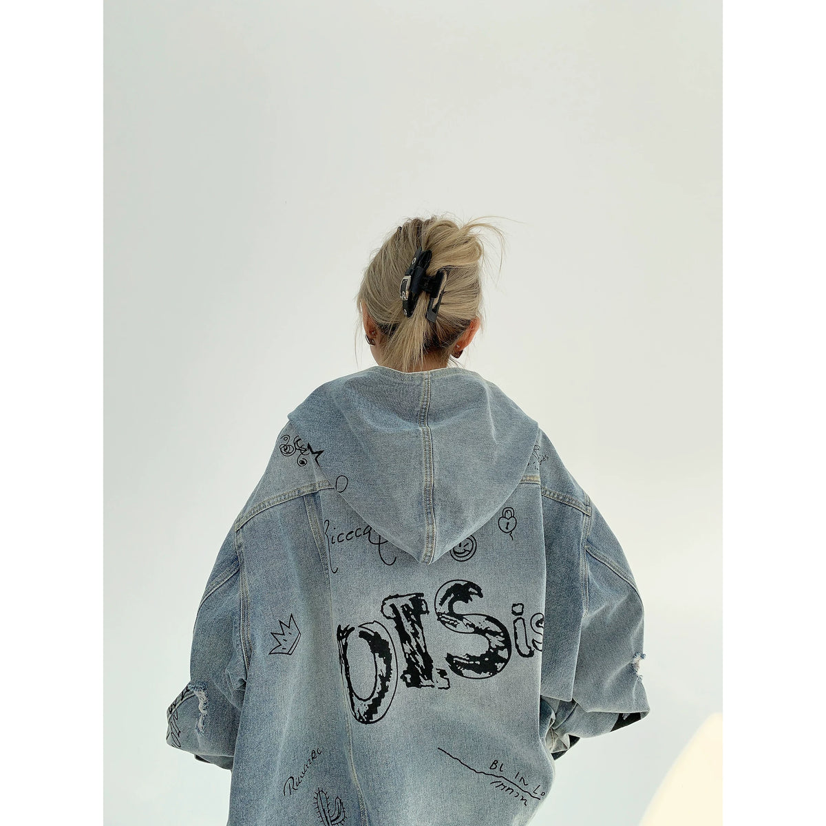 Chaqueta vaquera oversize con capucha y estampado de grafiti