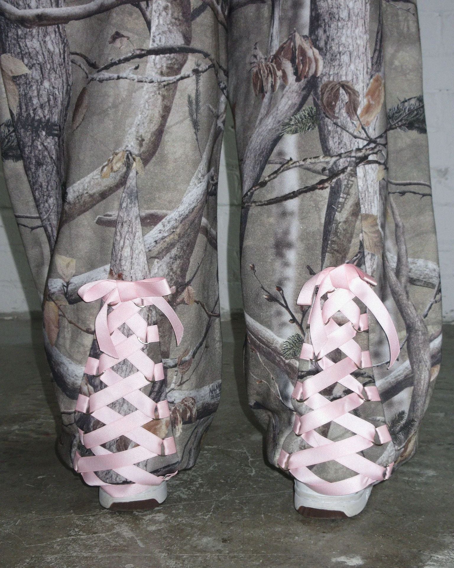 Conjunto de sudadera y pantalones holgados con estampado de caza en la jungla