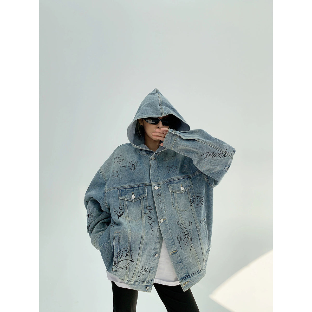 Chaqueta vaquera oversize con capucha y estampado de grafiti