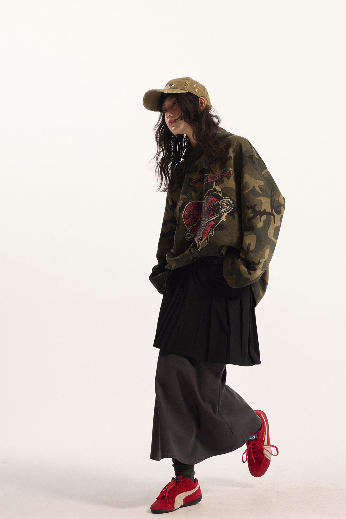 Sudadera con capucha de camuflaje con corazón perforado
