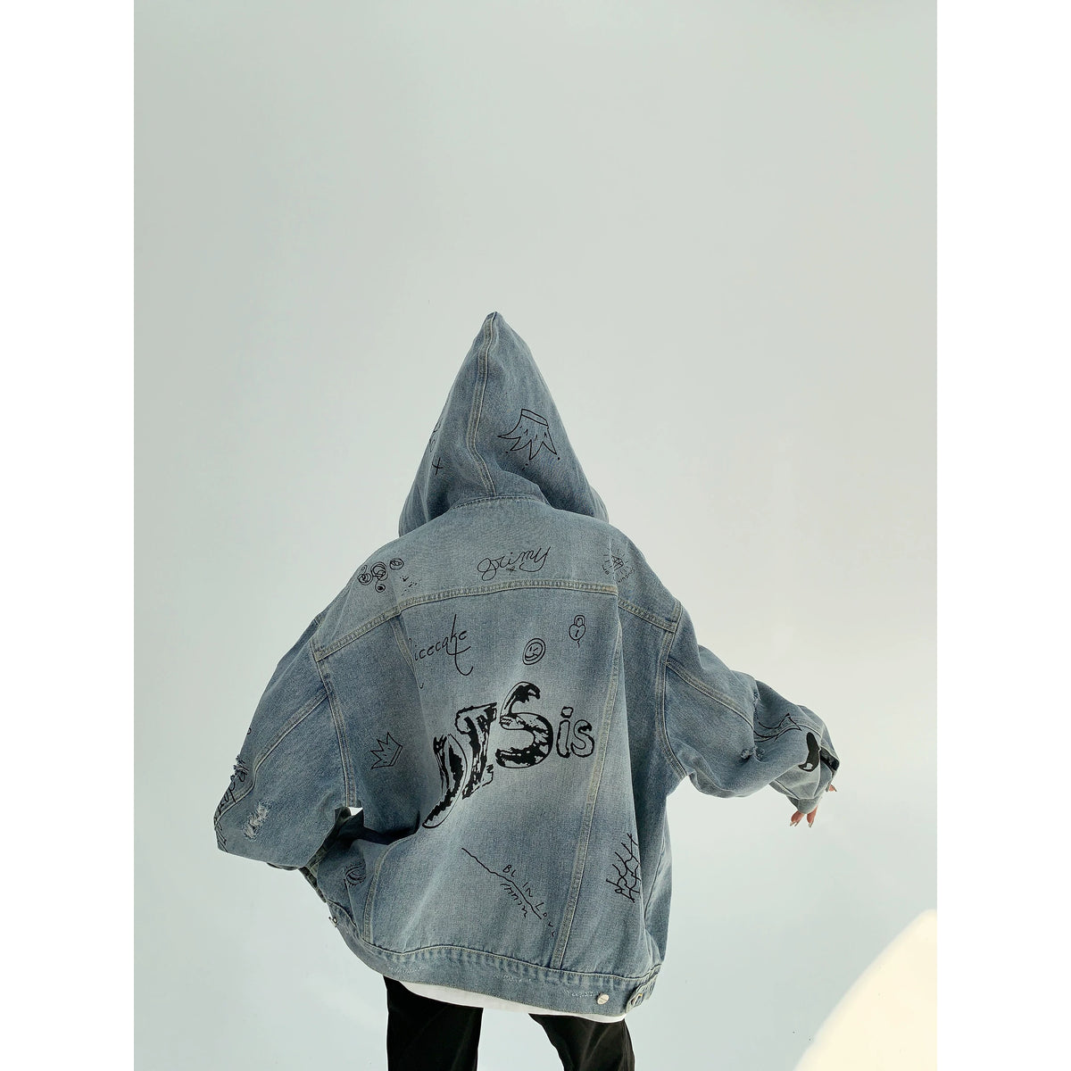 Chaqueta vaquera oversize con capucha y estampado de grafiti