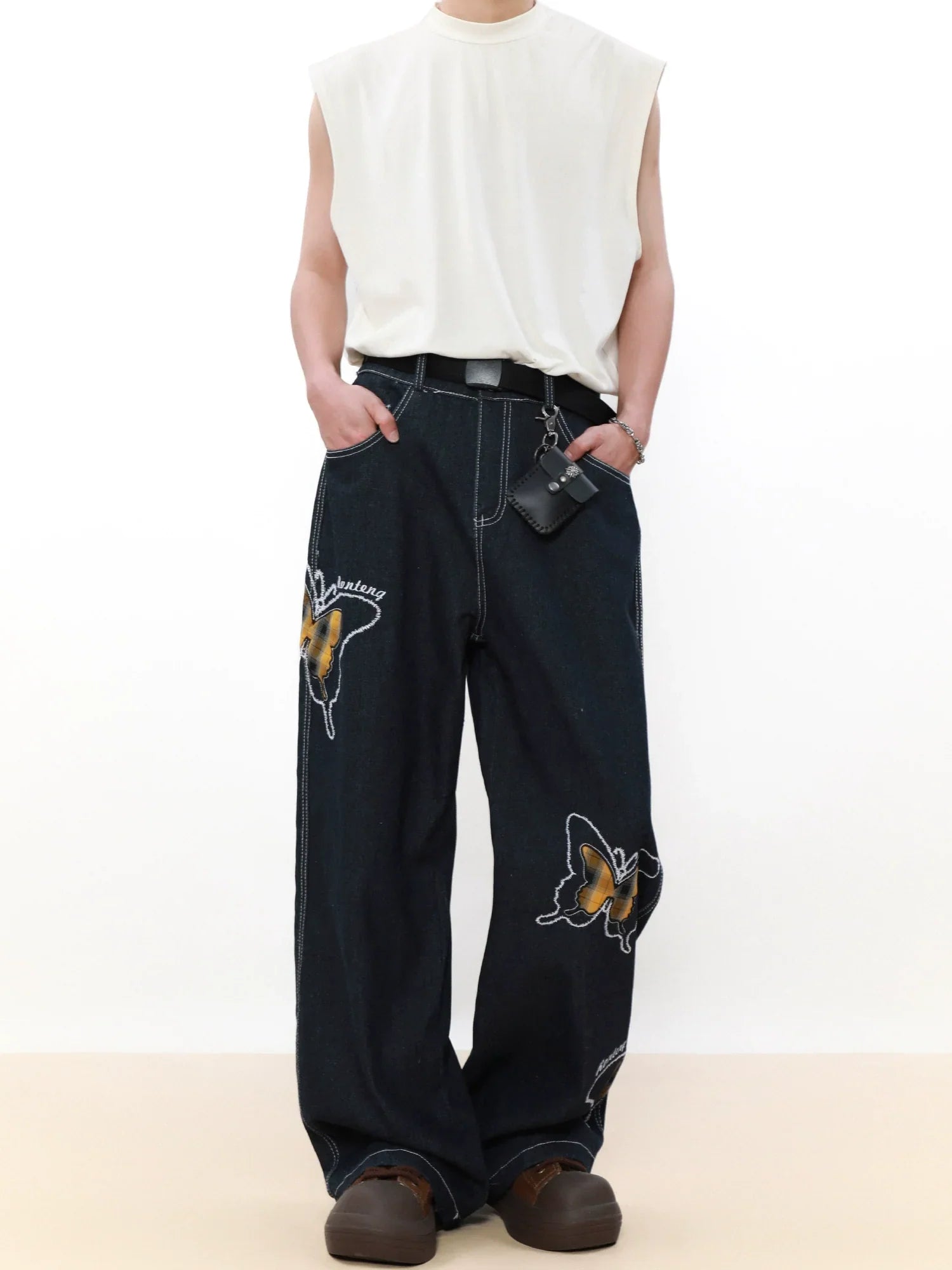 Jean droit en denim avec broderie papillon