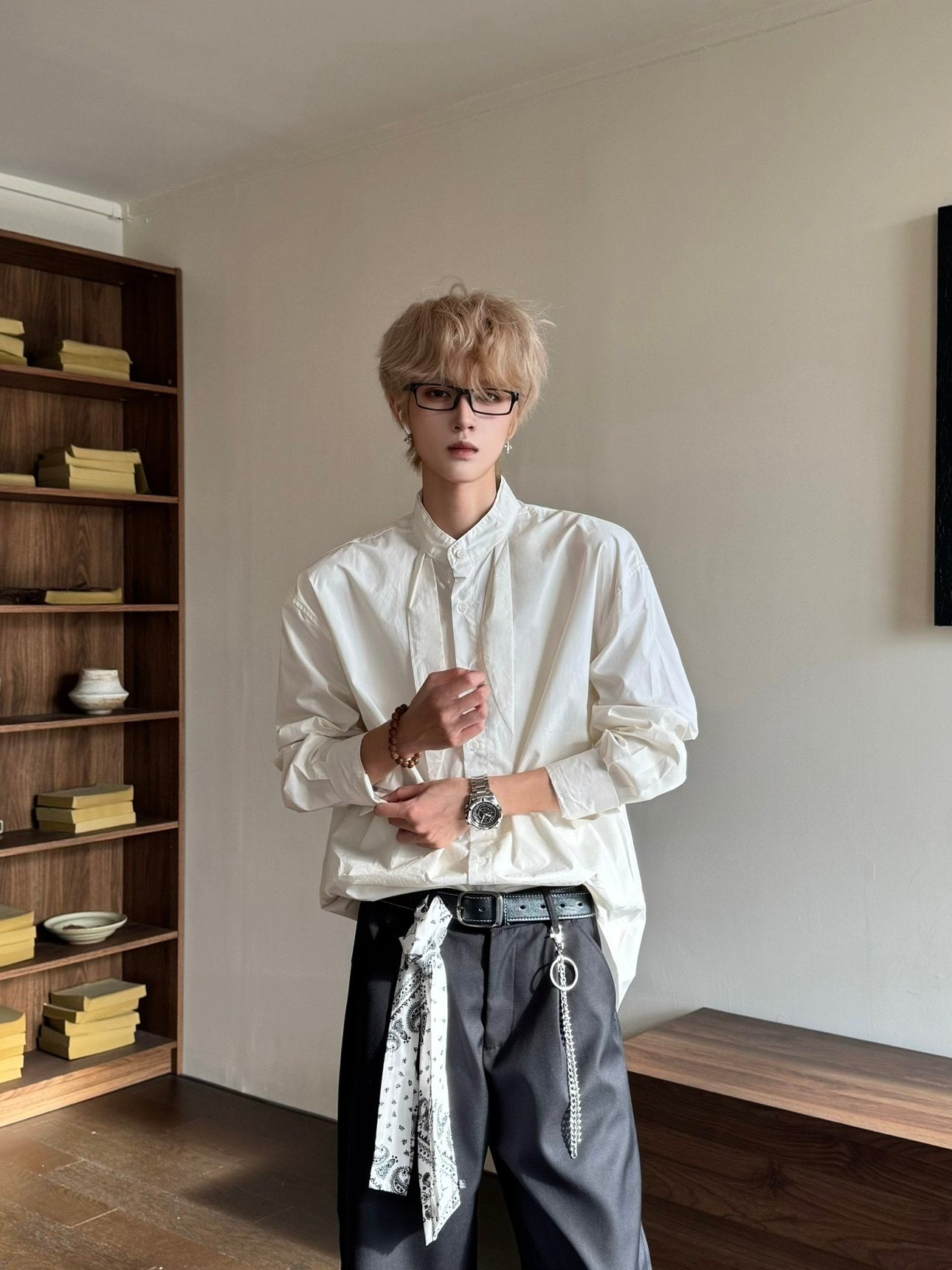 Elegante camicia a maniche lunghe con dettaglio sciarpa