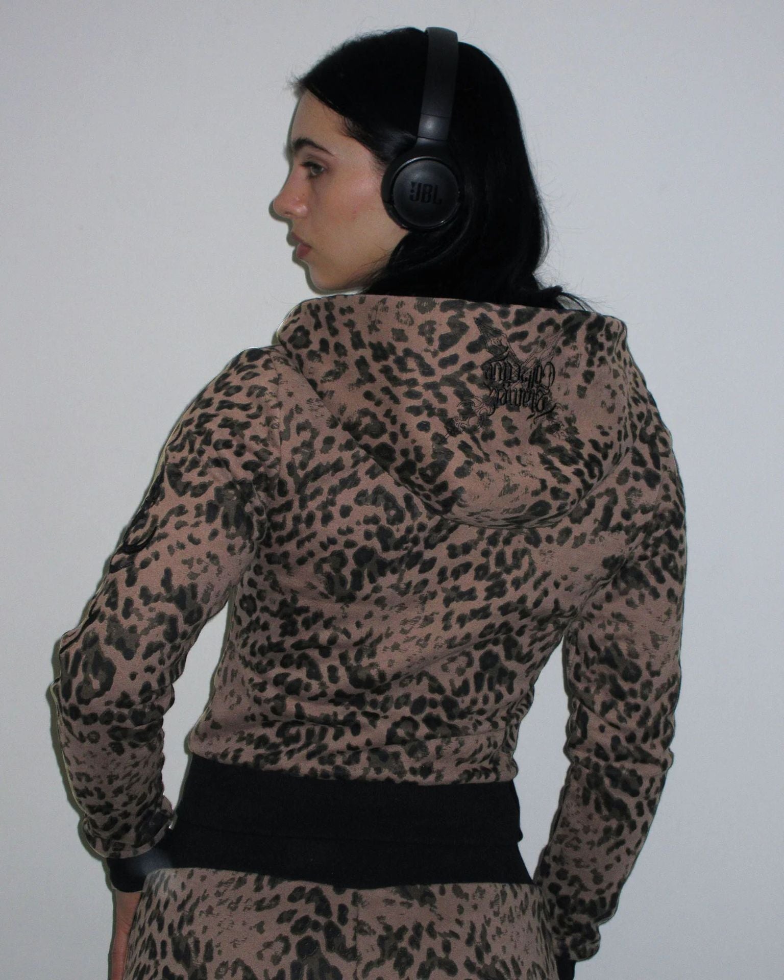 Conjunto de top corto y pantalón con efecto tie-dye Y2K