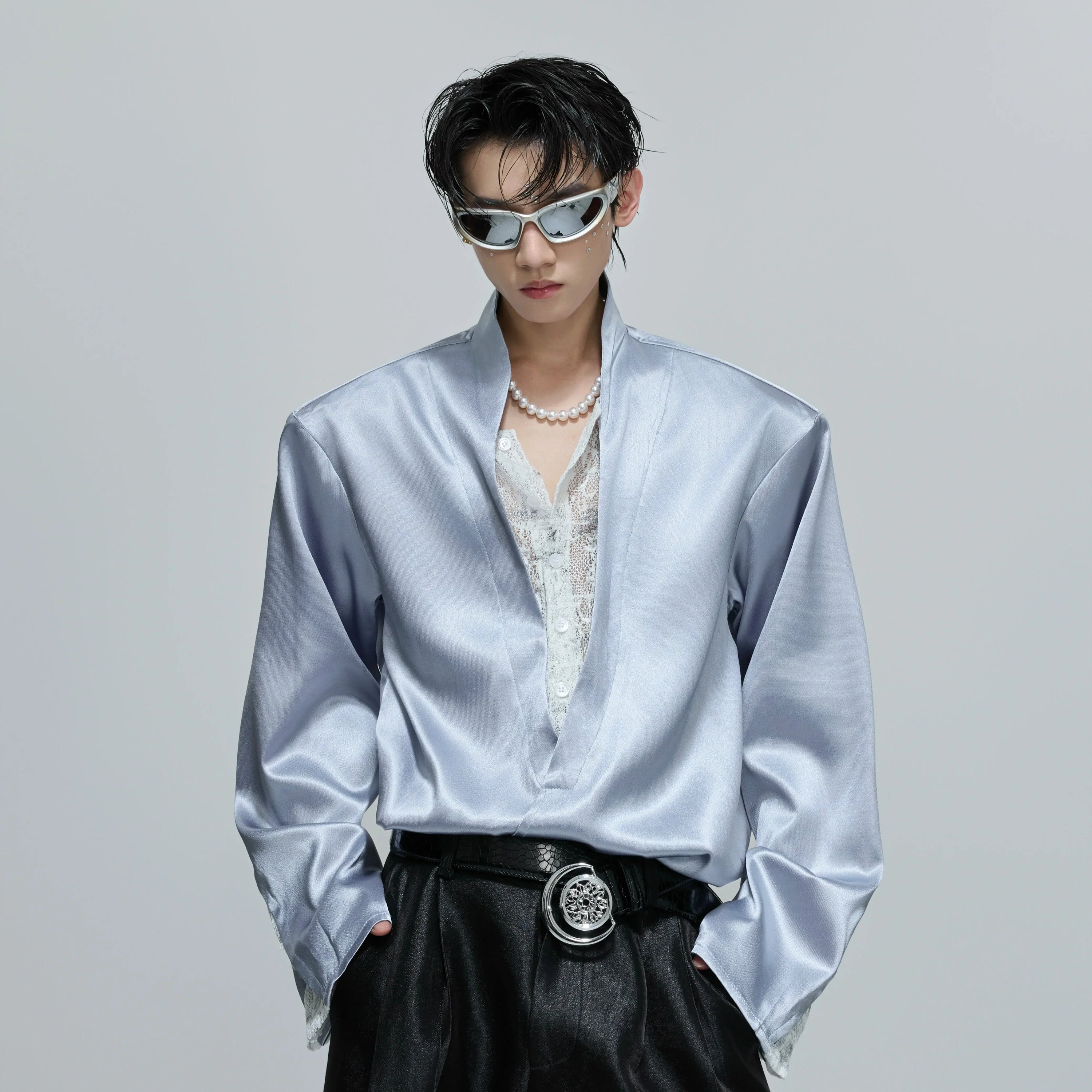 Camicia a maniche lunghe in raso di pizzo con scollo a V a strati finti
