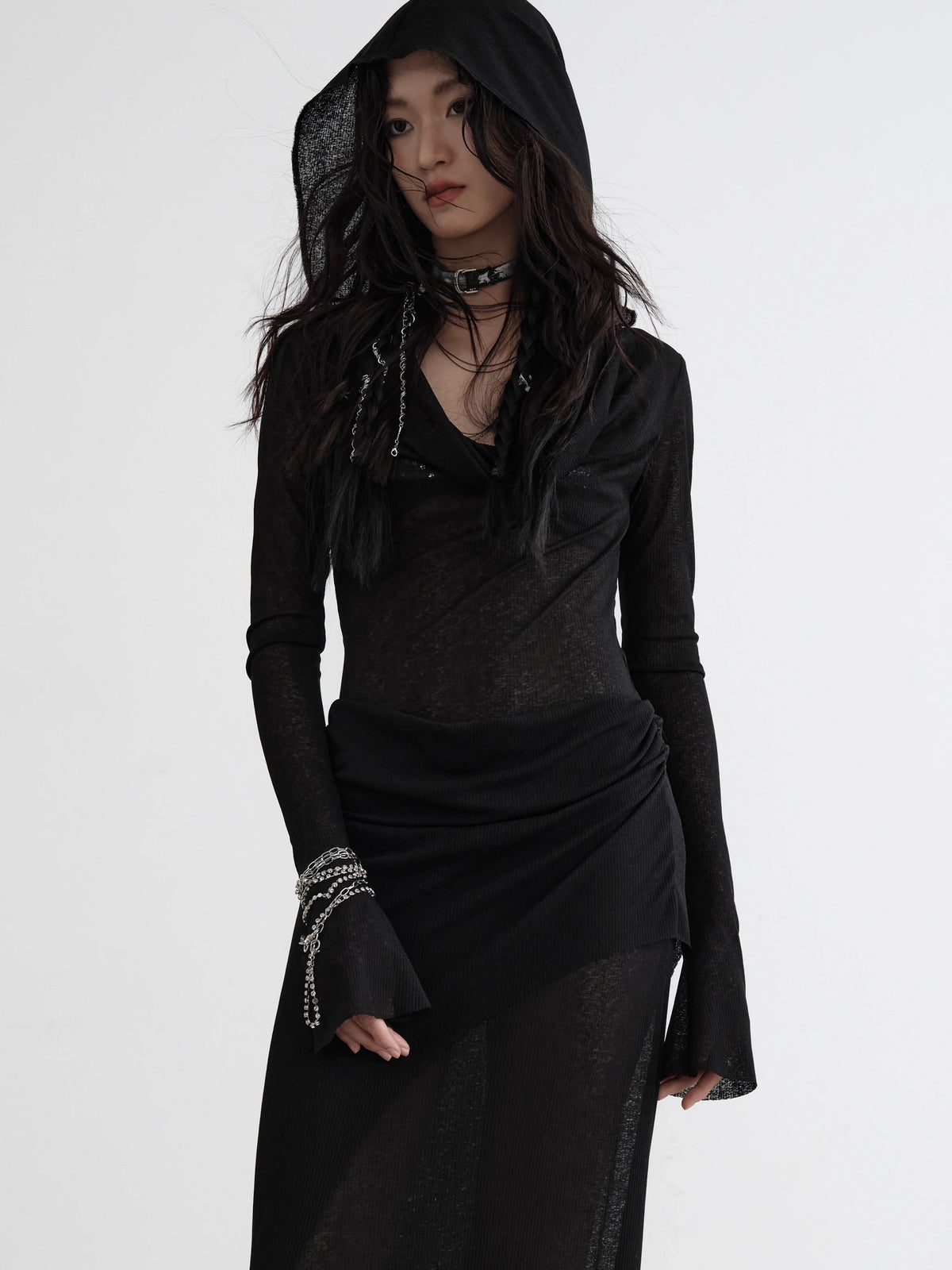 Vestido con capucha de punto translúcido y efecto superpuesto