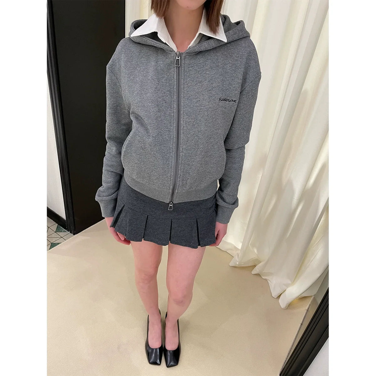 Sudadera con cremallera y falda corta plisada