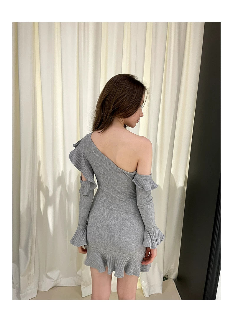 Robe en tricot à épaule dénudée avec volants