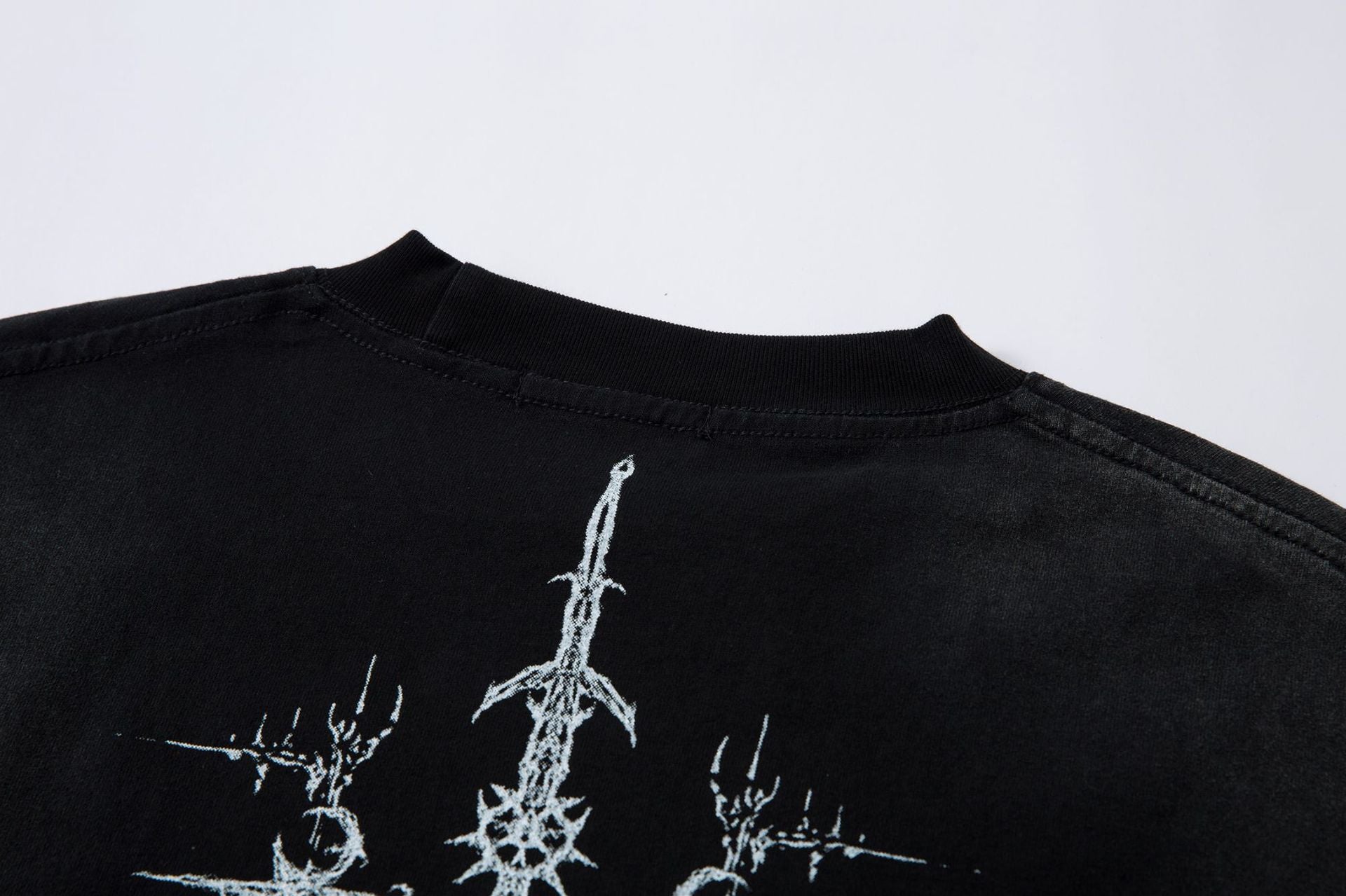 Camiseta con estampado de cruz blindada