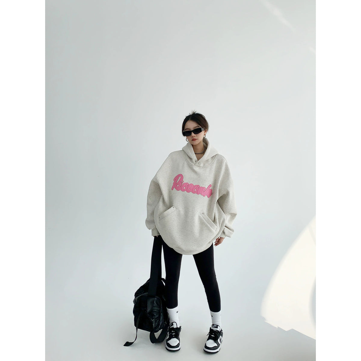 Sudadera con capucha bordada de retazos de gran tamaño